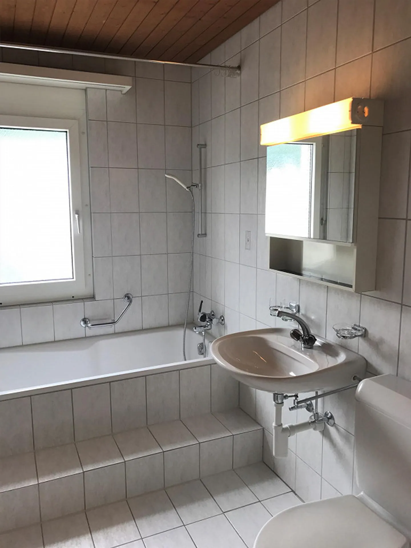 Cozy Attic Apartment - Photo 6 of 9