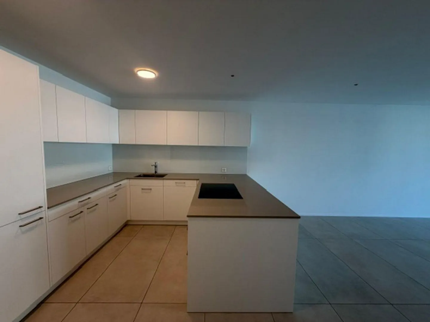 Modern, nearly new 4.5-room apartment for rent in Therwil - Photo 2 of 13