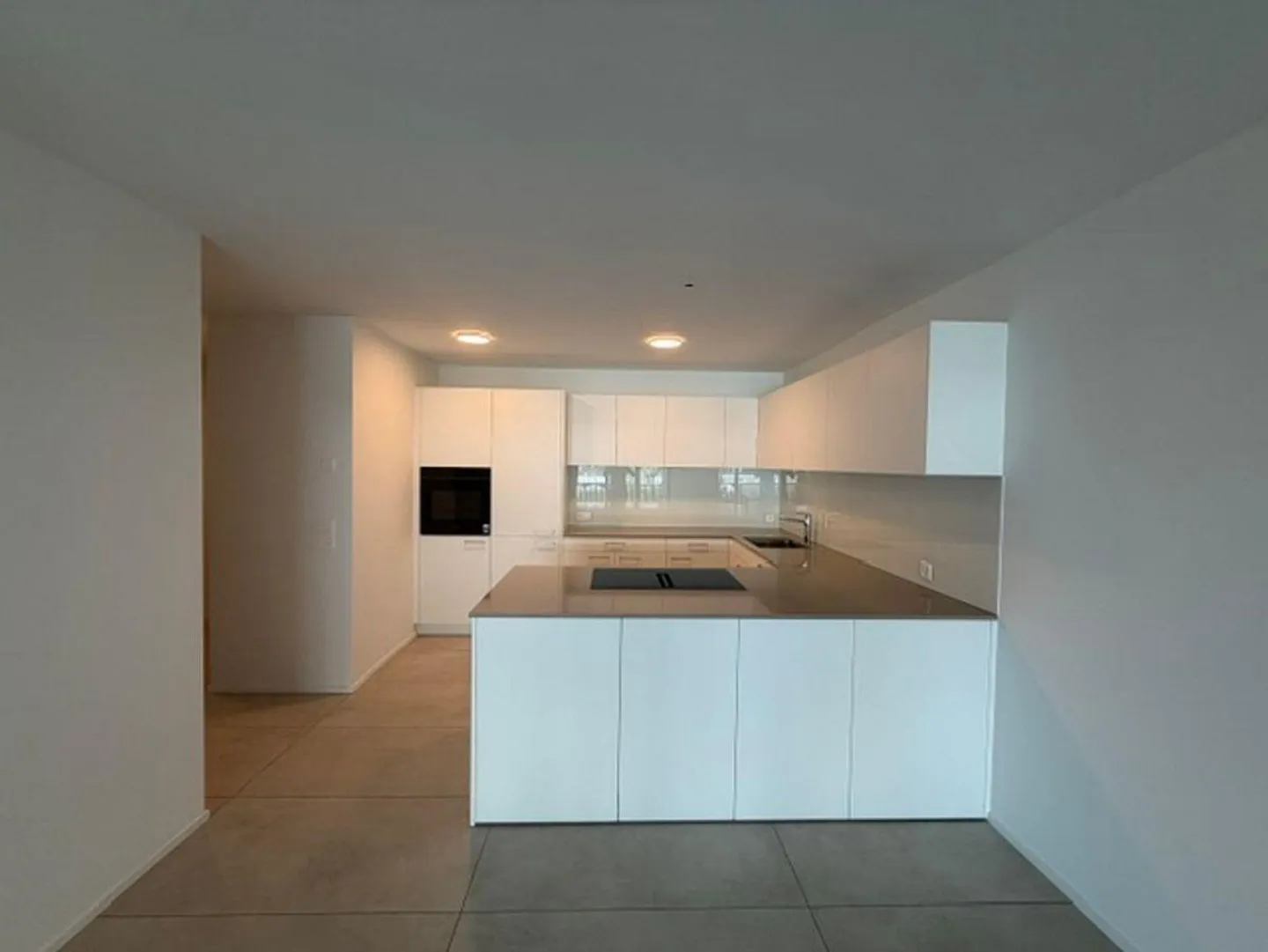 Modern, nearly new 4.5-room apartment for rent in Therwil - Photo 3 of 13