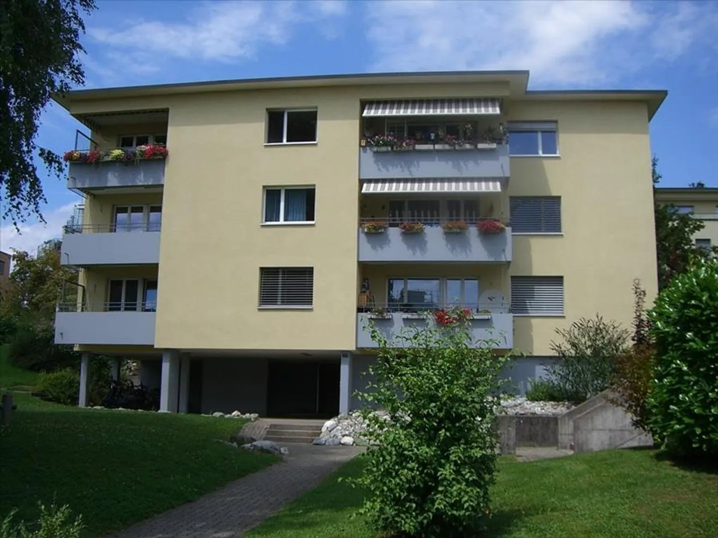 RENT WITHOUT DEPOSIT - Living with a view of greenery - Photo 1 of 5