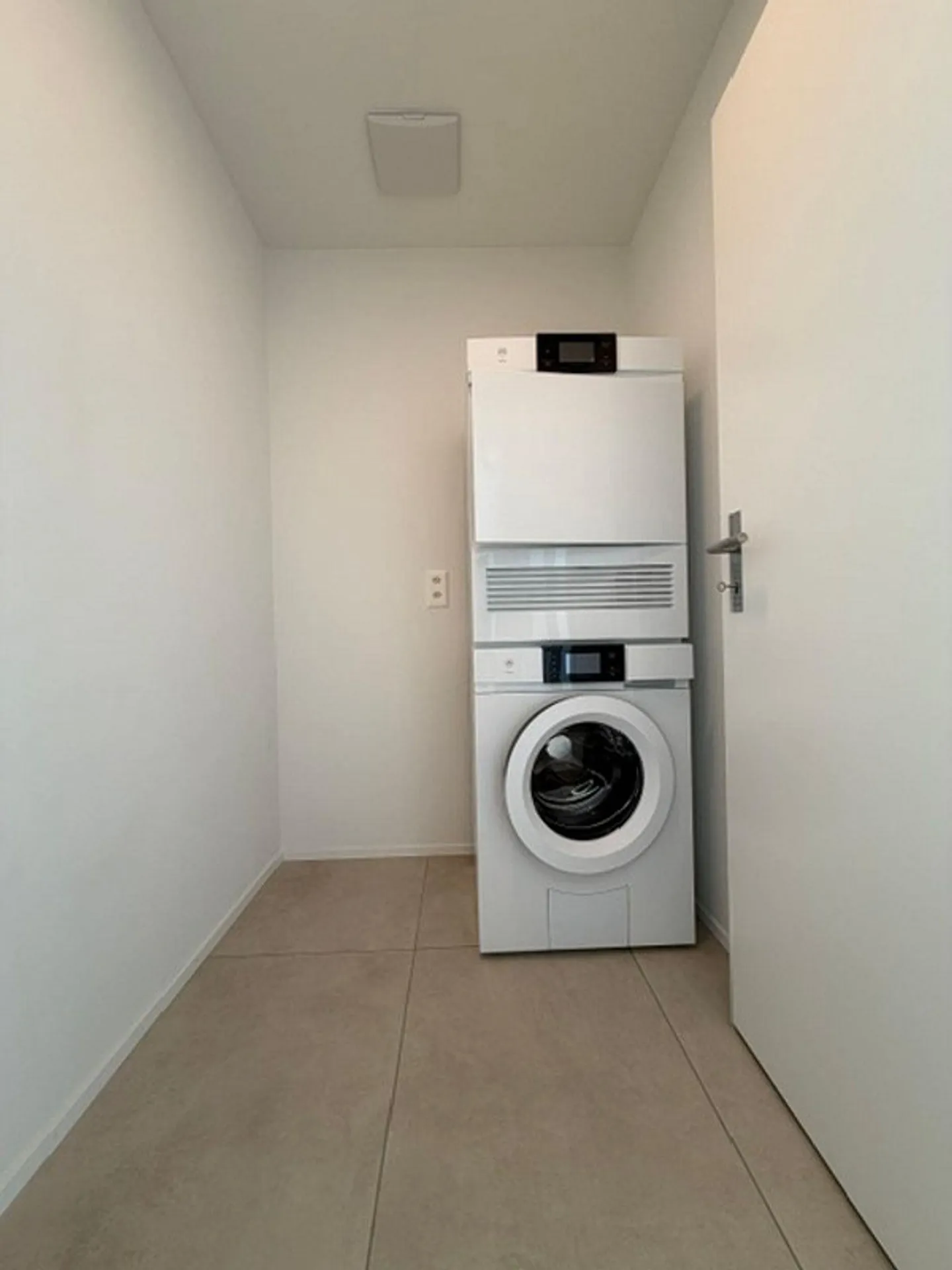Modern, nearly new 4.5-room apartment for rent in Therwil - Photo 8 of 13