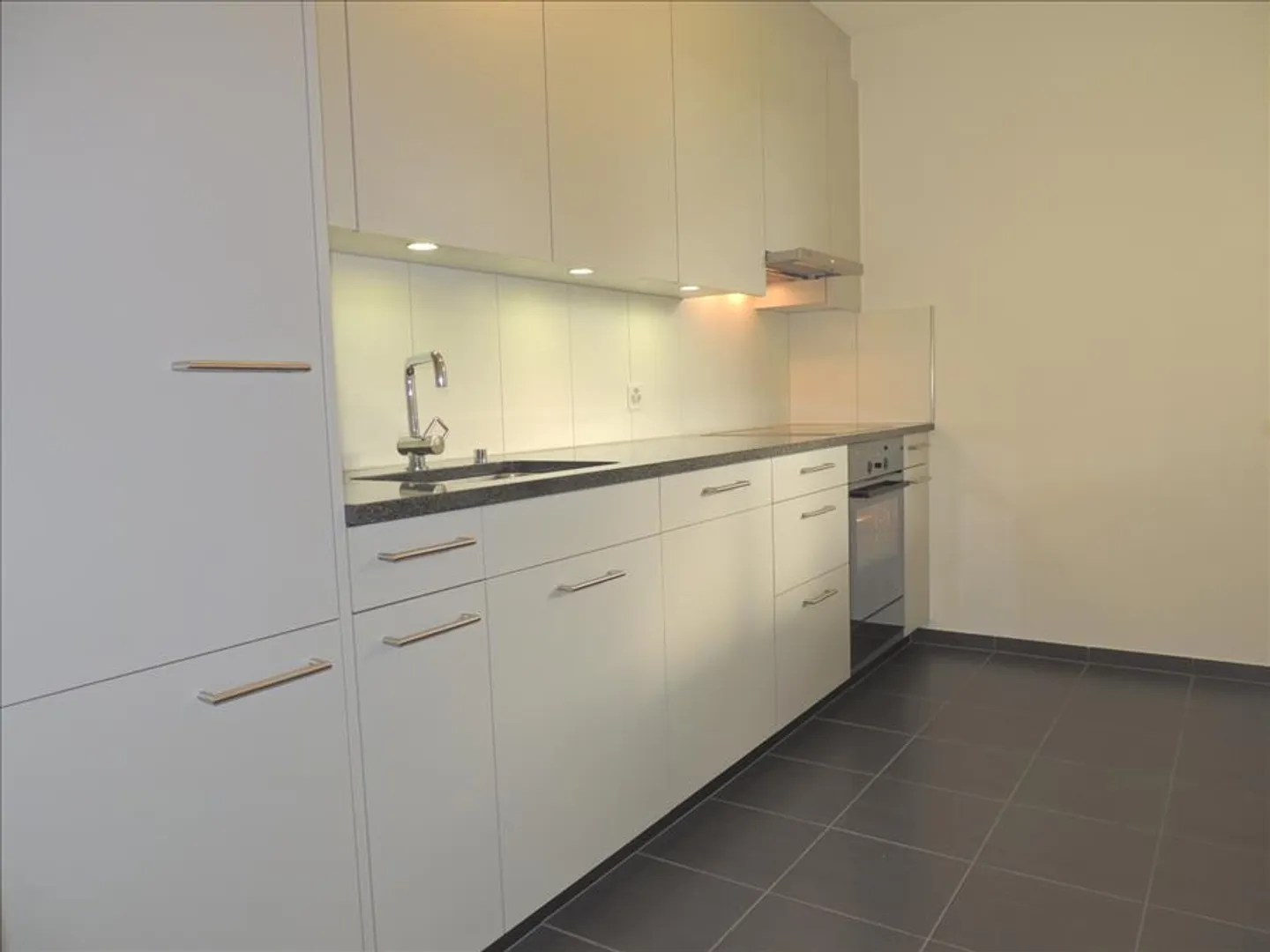 RENT WITHOUT DEPOSIT - Living with a view of greenery - Photo 3 of 5