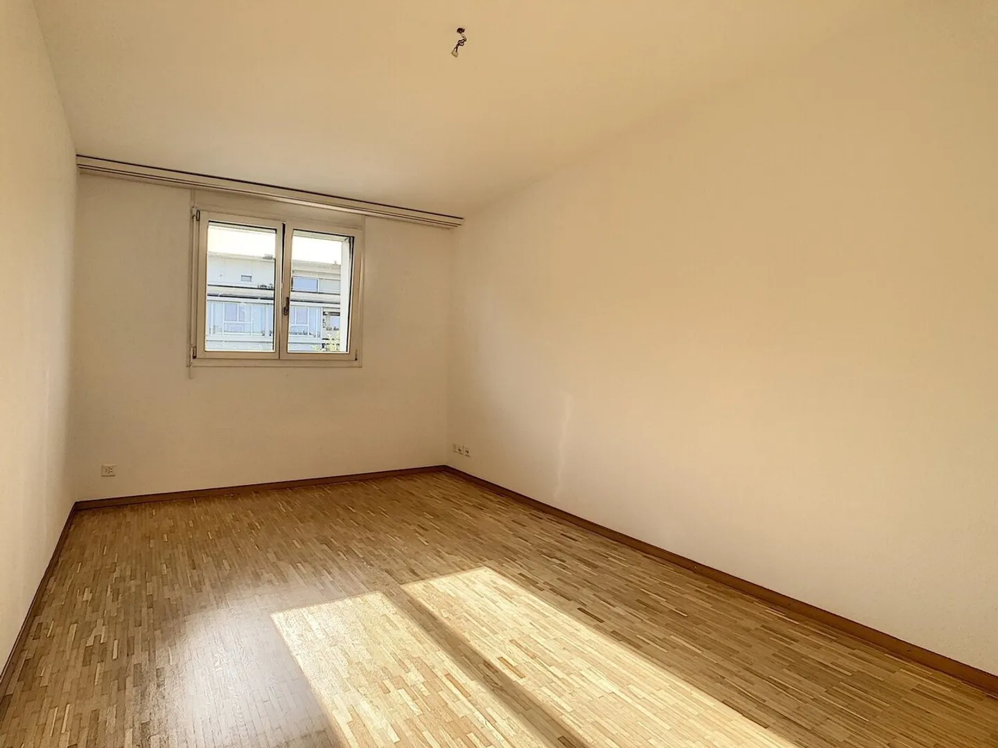 SEHR SCHÖNE ATTIKA 5.5-Zimmer-Wohnung / MAGNIFIQUE ATTIQUE DE 5.5 PIECES ! - Foto 5 von 13