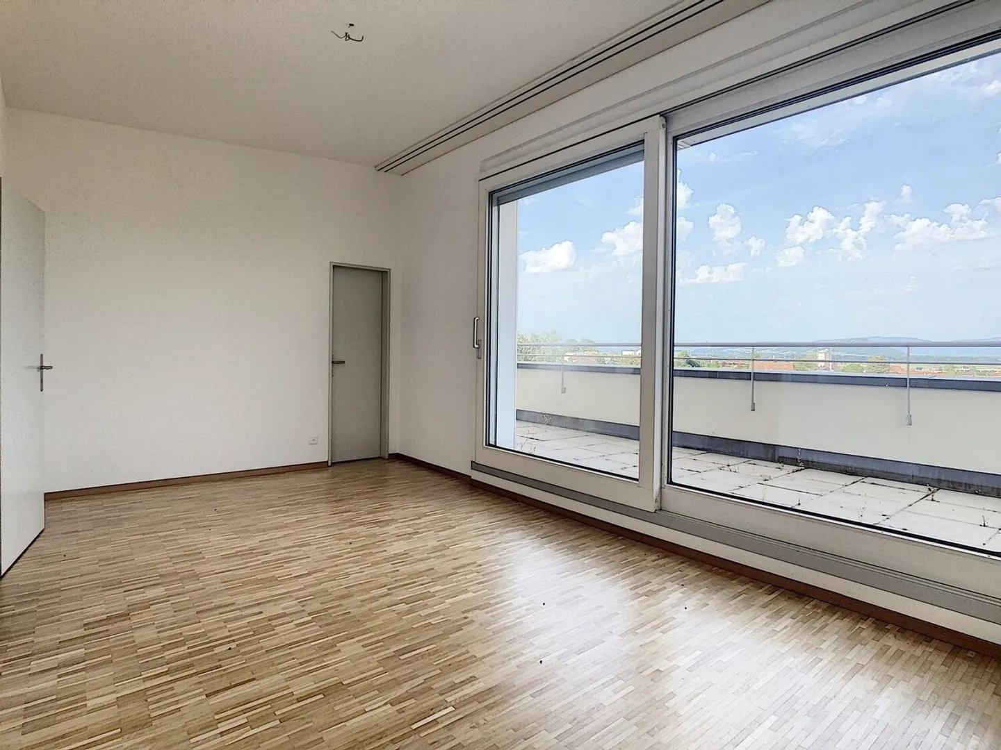 SEHR SCHÖNE ATTIKA 5.5-Zimmer-Wohnung / MAGNIFIQUE ATTIQUE DE 5.5 PIECES ! - Foto 8 von 13