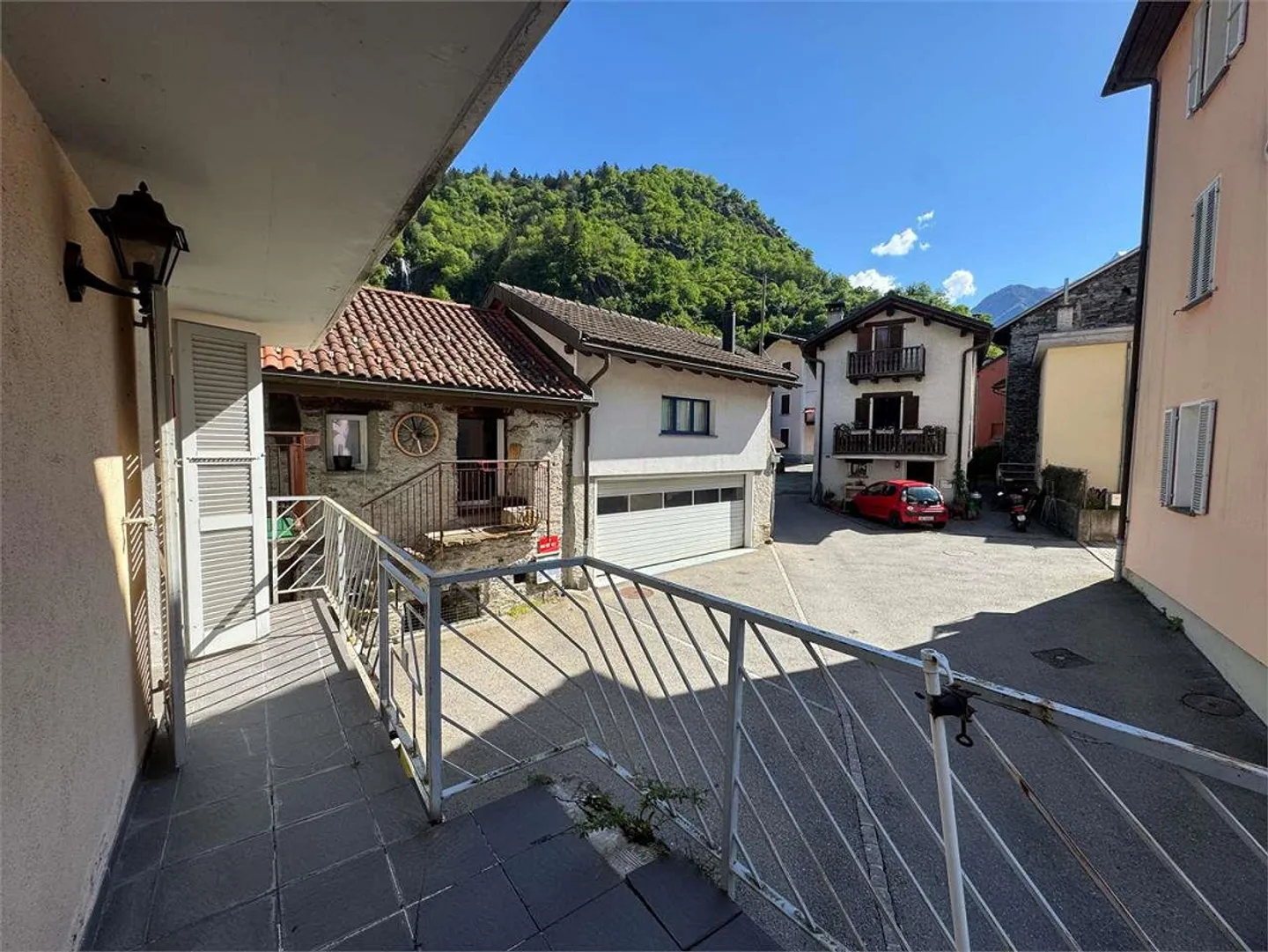 Row house surrounded by greenery with open views in San Vittore - Photo 3 of 11
