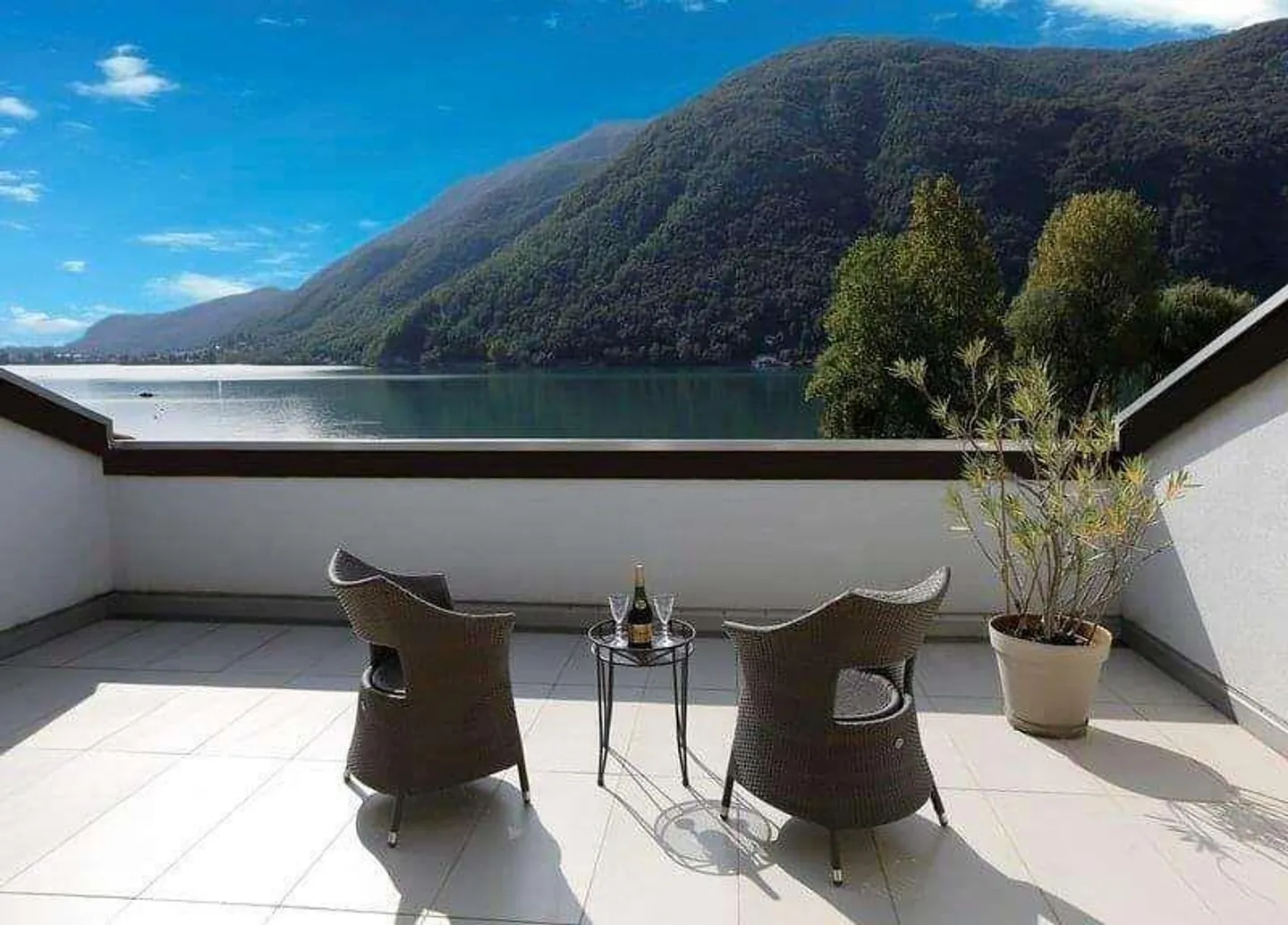 Penthouse di Lusso con Vista Lago - Foto 2 di 6
