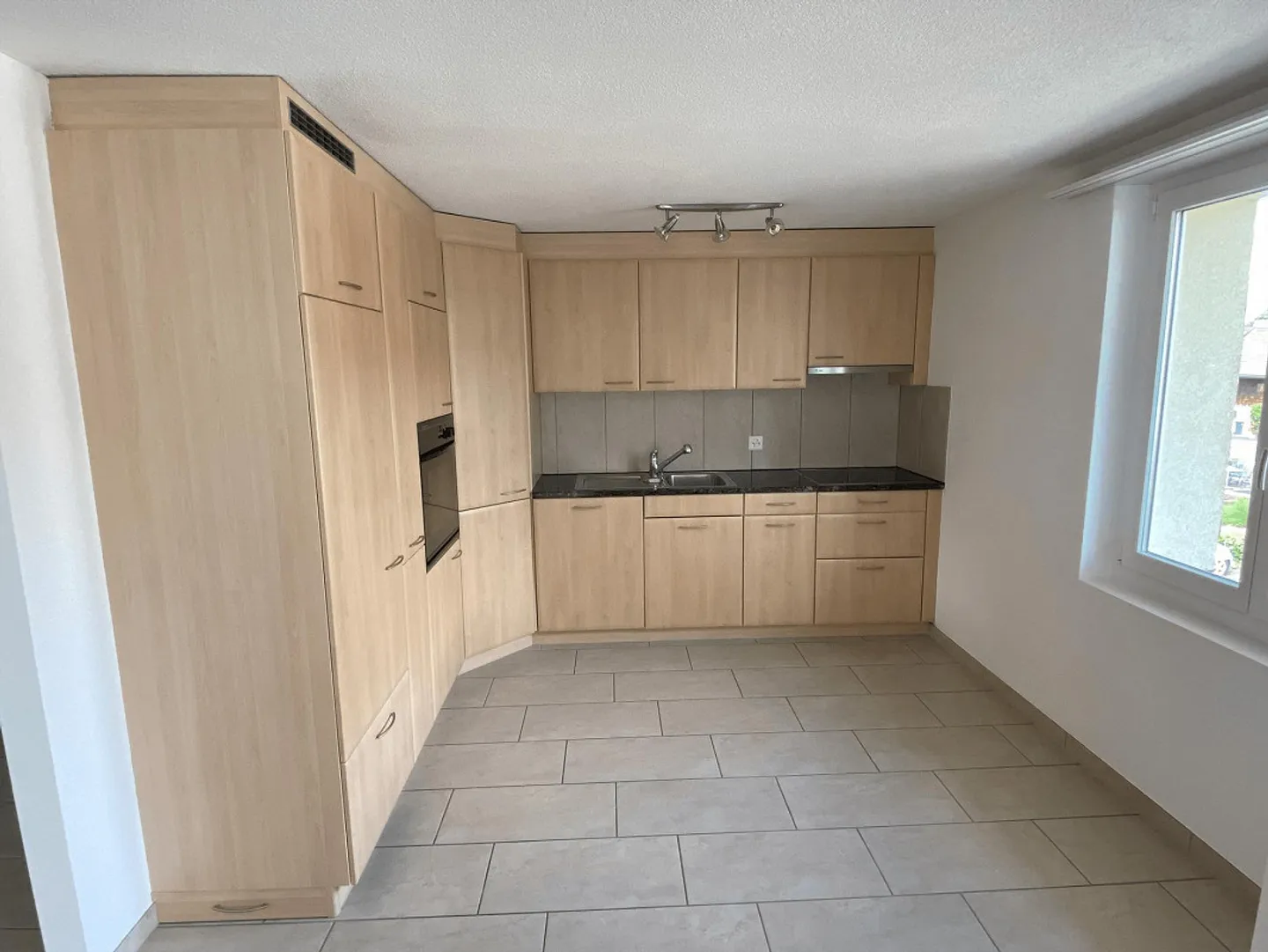 Centrally Located 3 1/2 Room Apartment - Photo 4 of 10