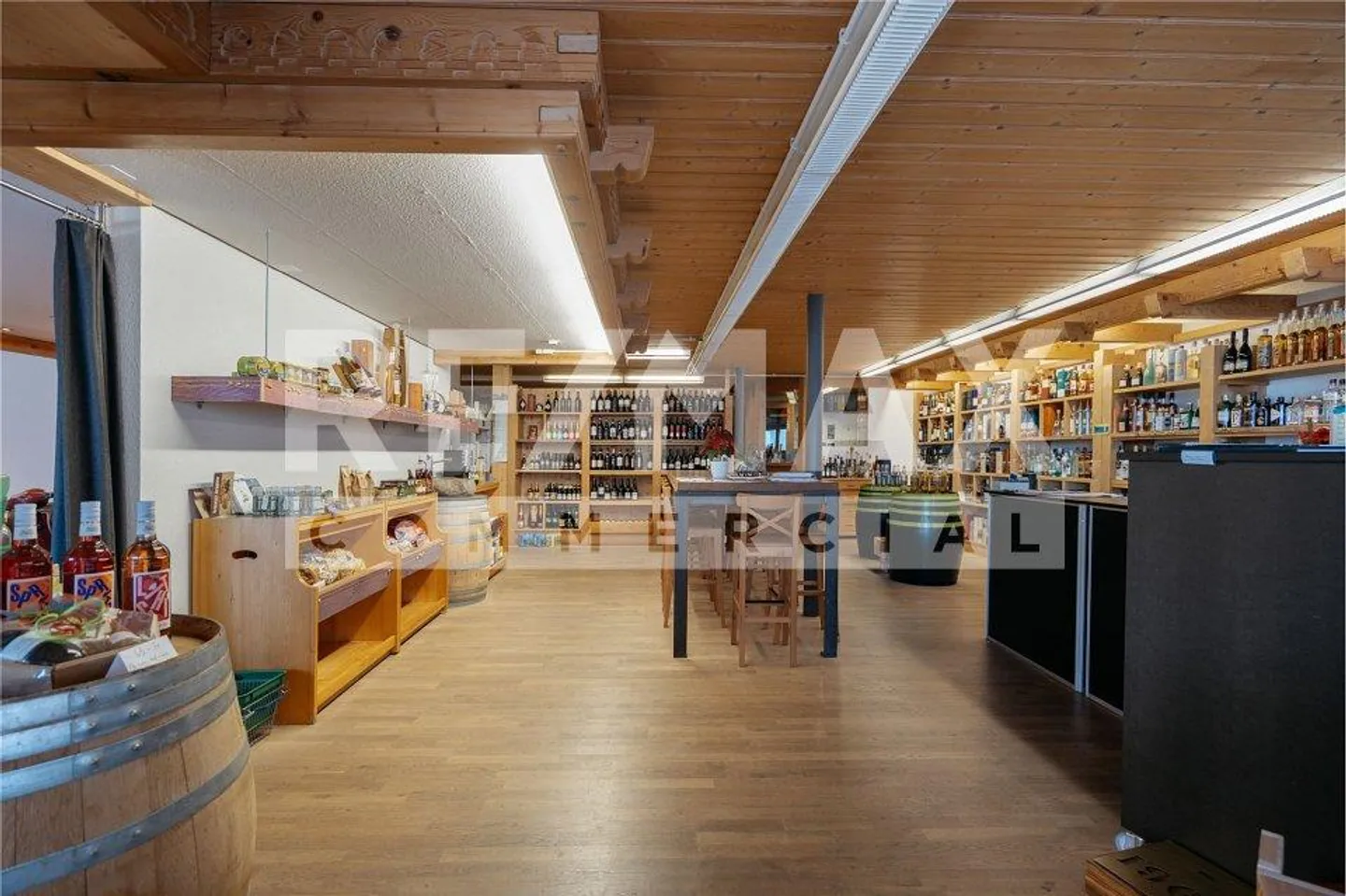 Spacious retail space on the ground floor for rent in a prime location - Photo 3 of 10