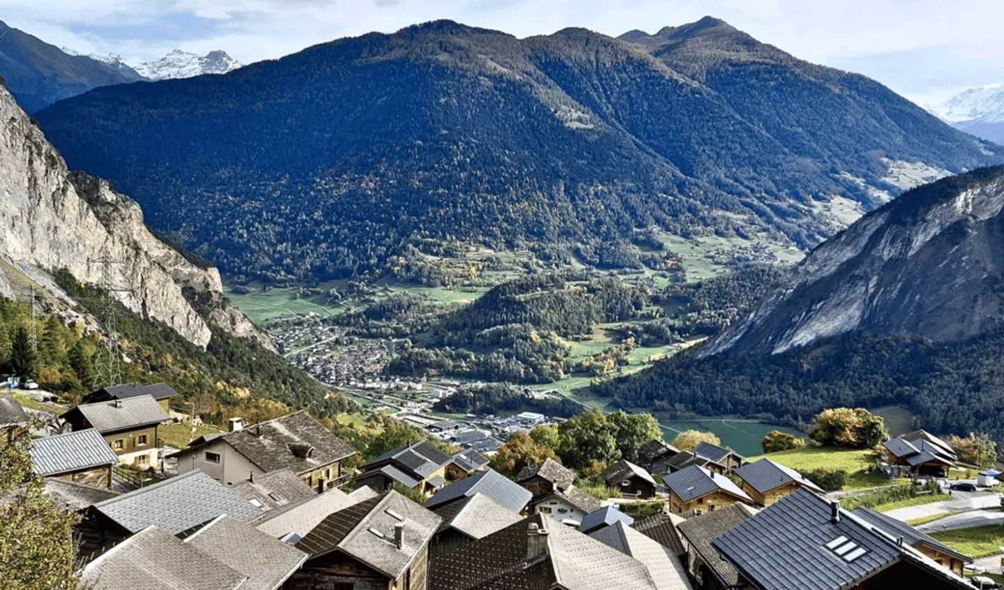 Chalet with 2 apartments in Vens (Bagnes) with additional building land - Photo 3 of 8