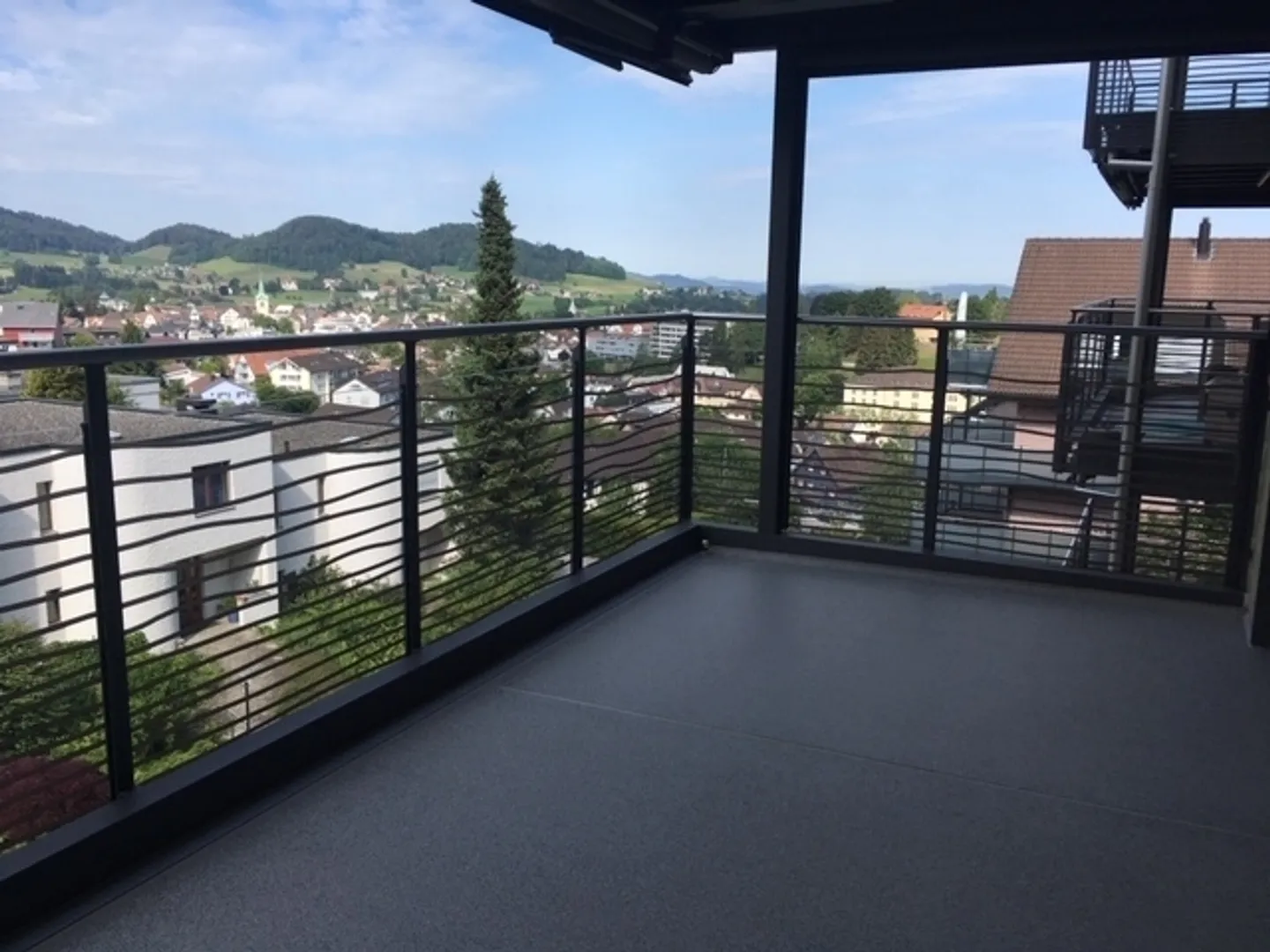 Appartement familial 4.0 pièces ensoleillé avec vue imprenable - Photo 2 sur 8