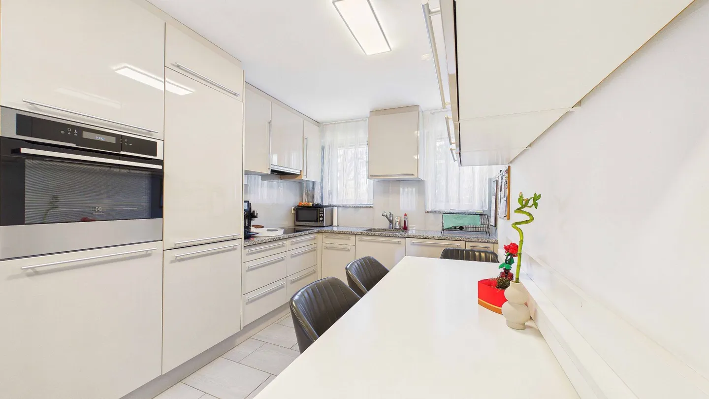 Comfortable 4.5-room apartment with practical room layout - Photo 7 of 15