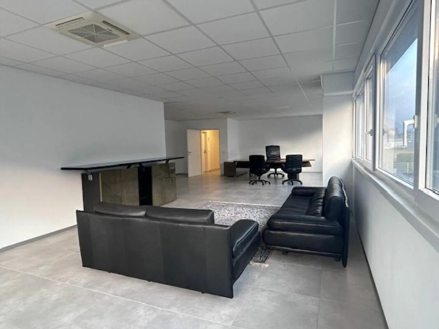 OFFICES IN MODERN BUILDING - Photo 15 of 18