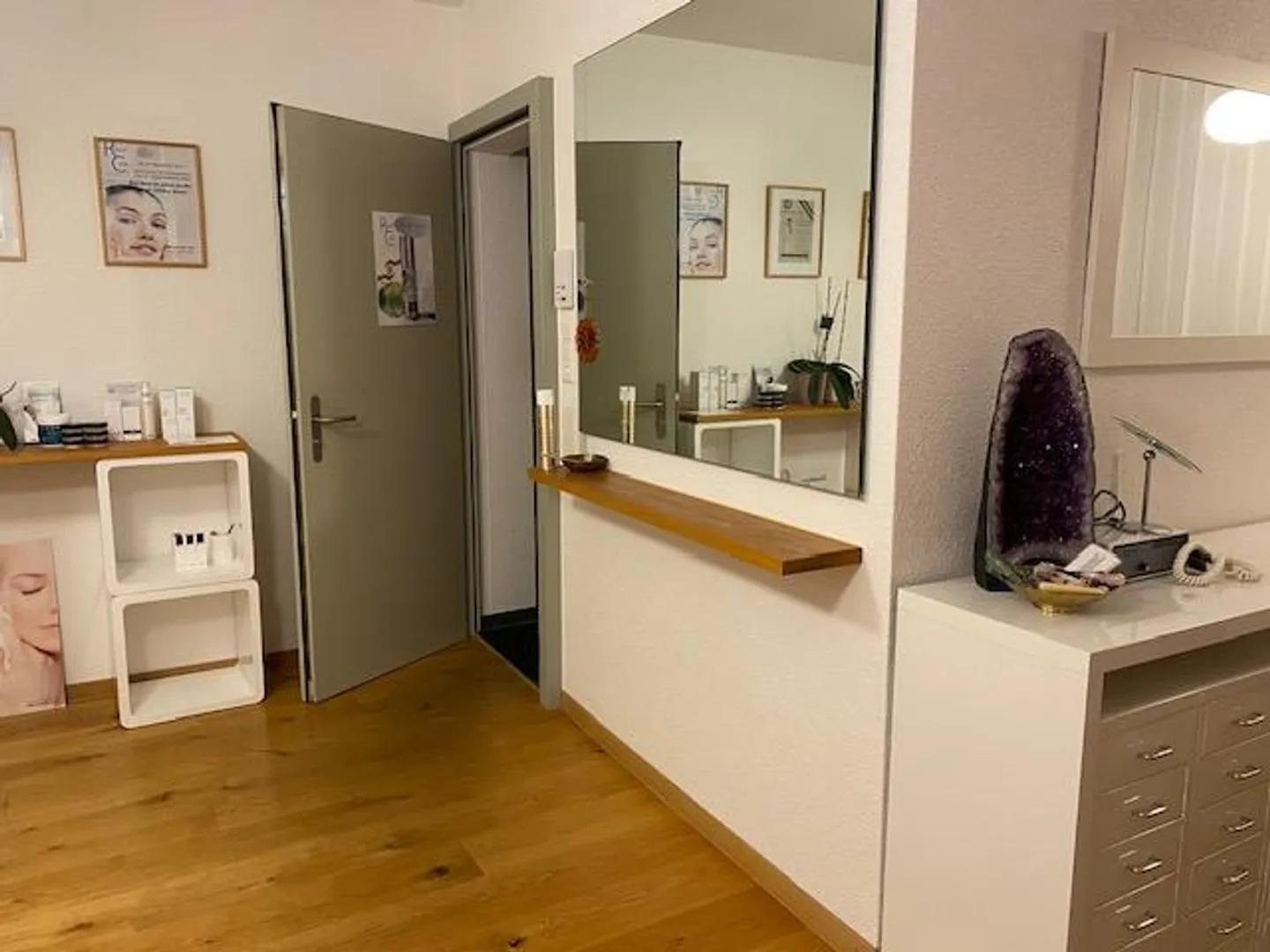 Office space including storage room - Photo 4 of 12