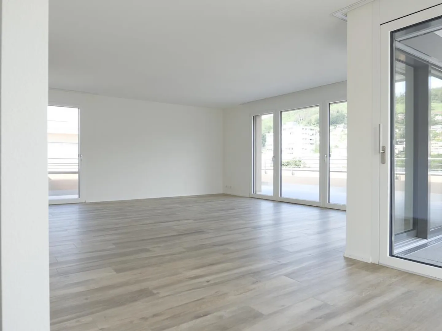 Bright penthouse apartment with private laundry room - Photo 3 of 11