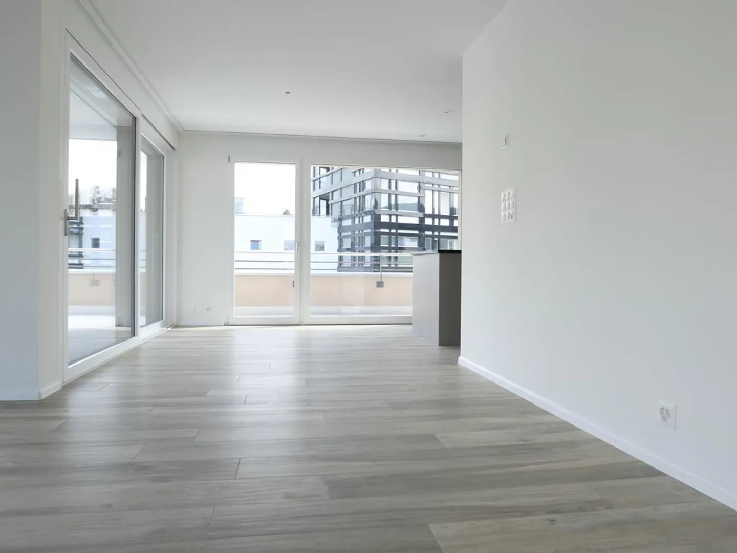 Bright penthouse apartment with private laundry room - Photo 4 of 11