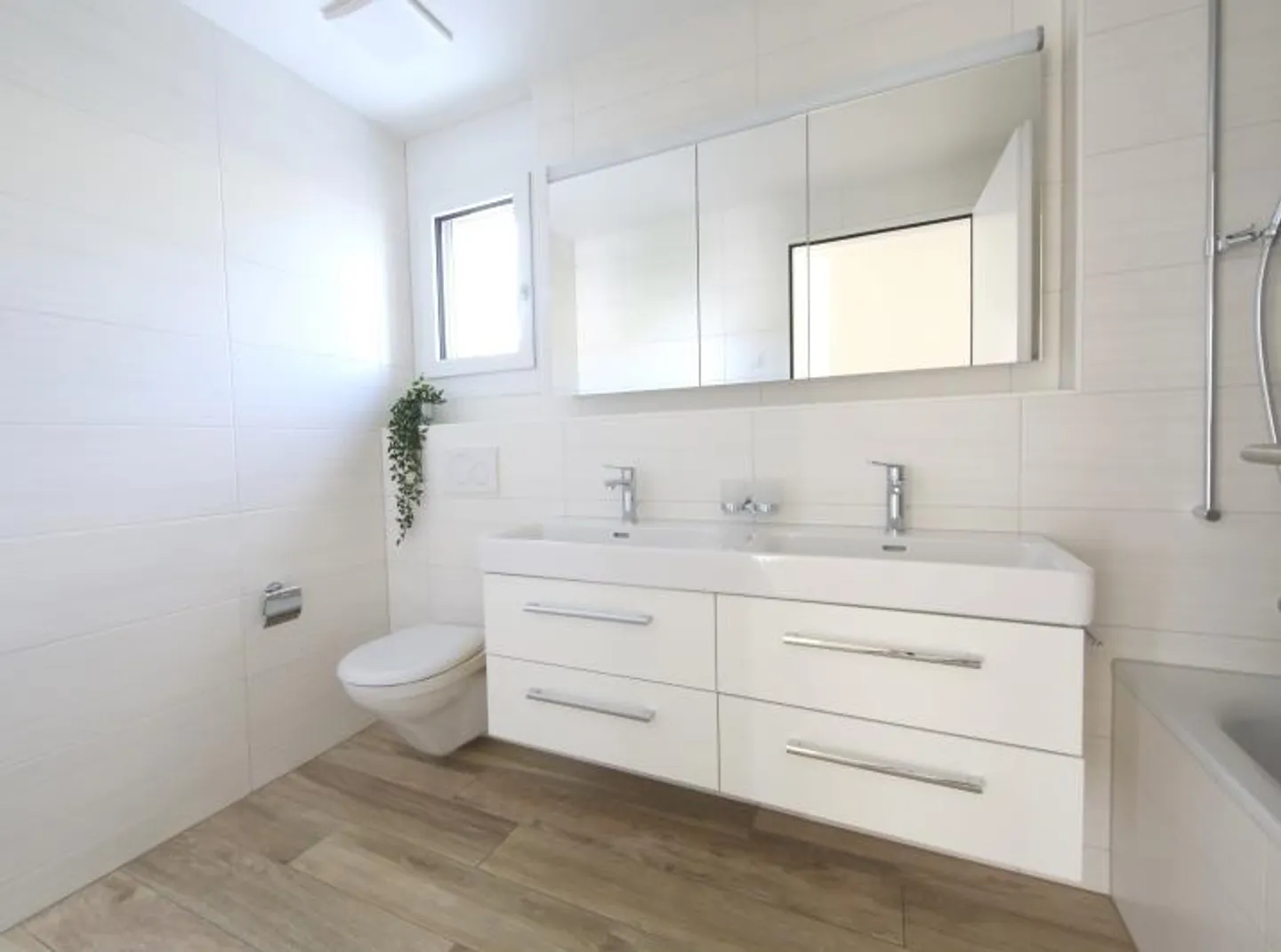Bright penthouse apartment with private laundry room - Photo 5 of 11