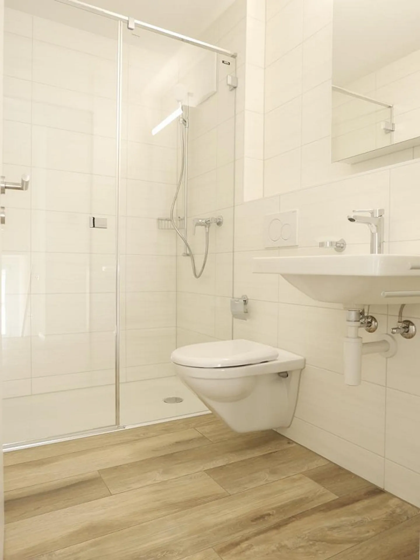 Bright penthouse apartment with private laundry room - Photo 6 of 11