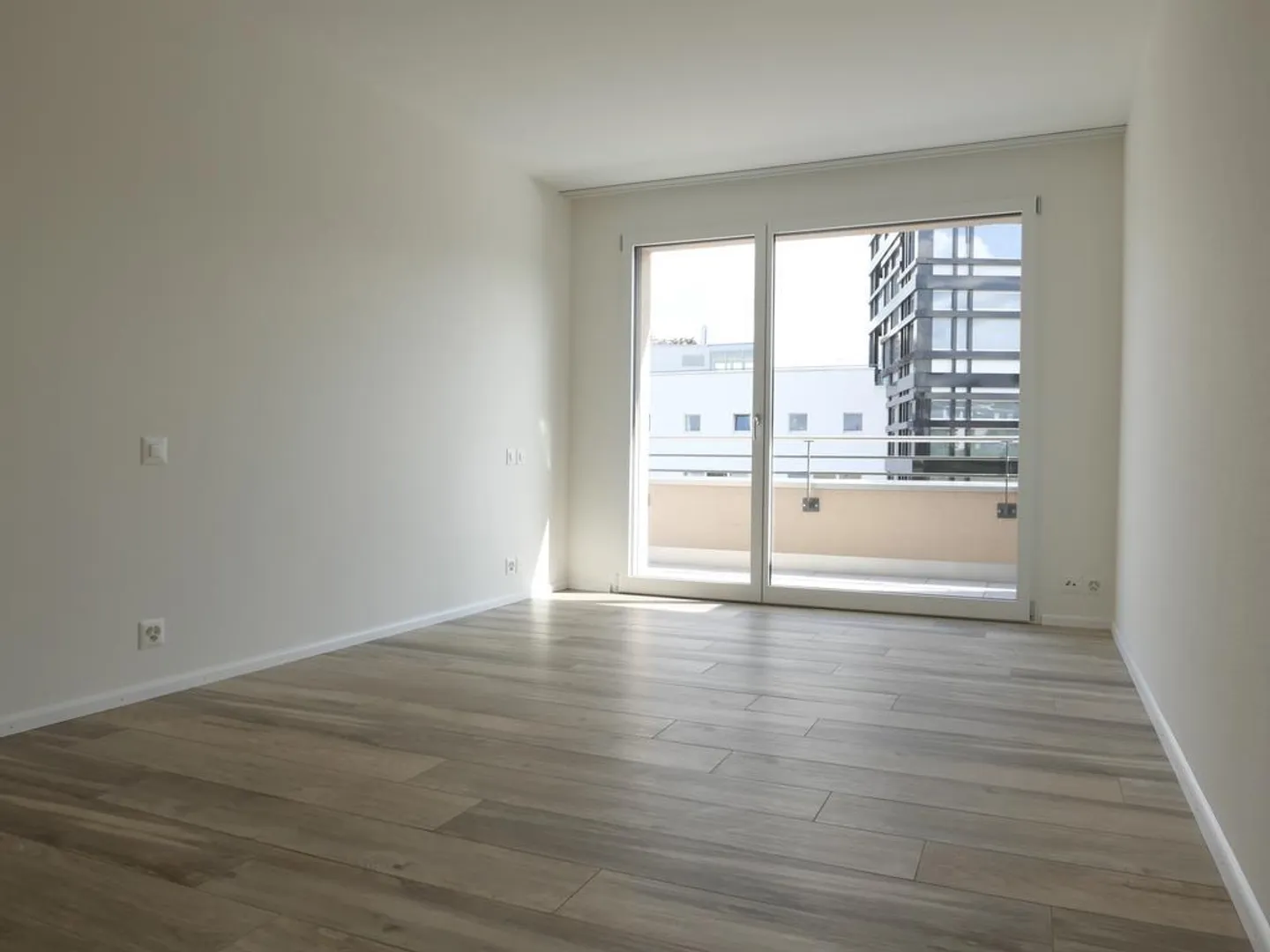 Bright penthouse apartment with private laundry room - Photo 8 of 11