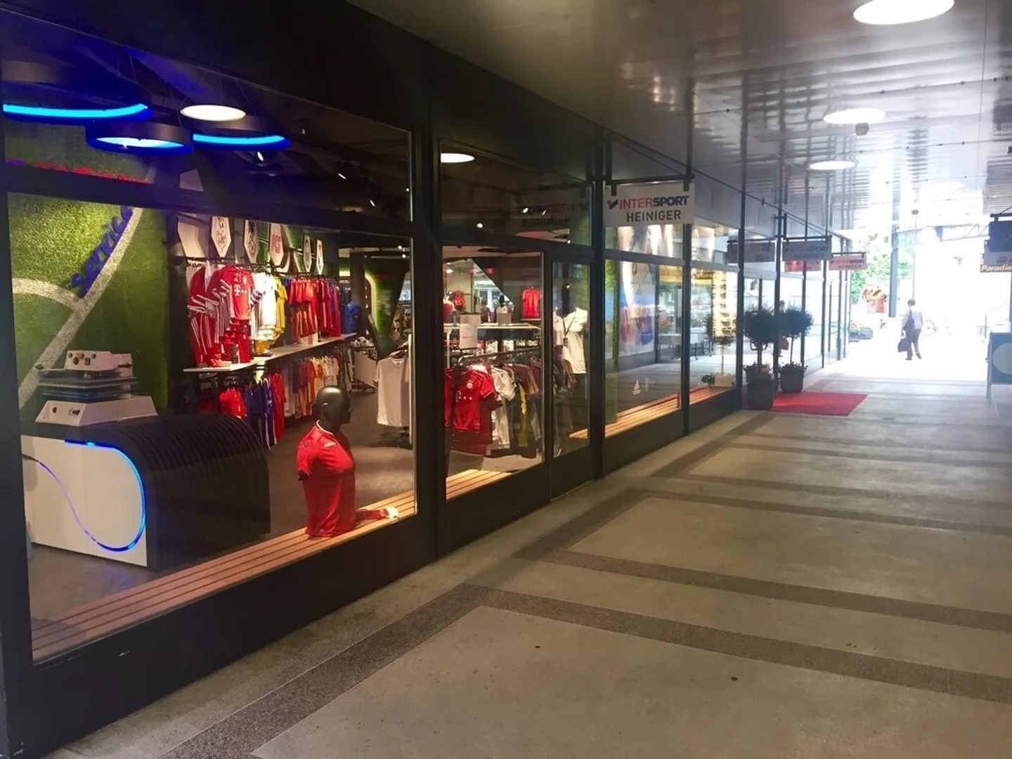 Ampia area di vendita nel cuore di Lyss - Foto 3 di 3