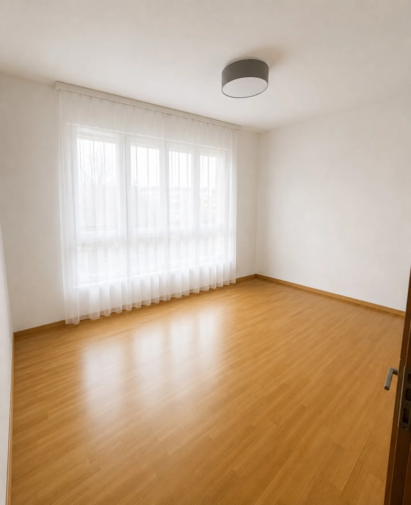 Spacious 5.5-room apartment with fireplace and large south balcony - Photo 2 of 15
