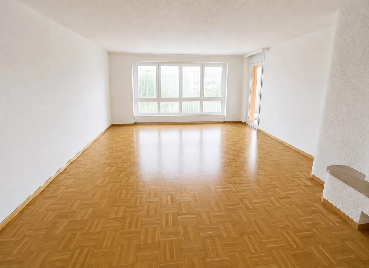 Spacious 5.5-room apartment with fireplace and large south balcony - Photo 1 of 15