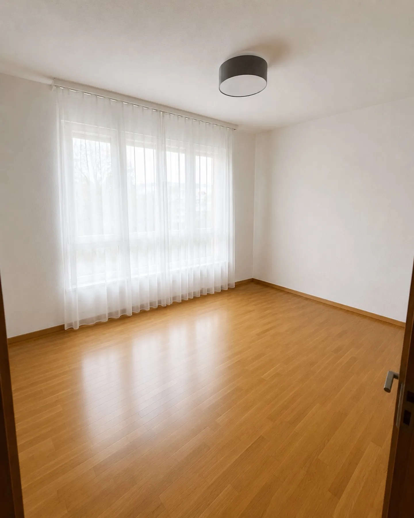 Spacious 5.5-room apartment with fireplace and large south balcony - Photo 7 of 15