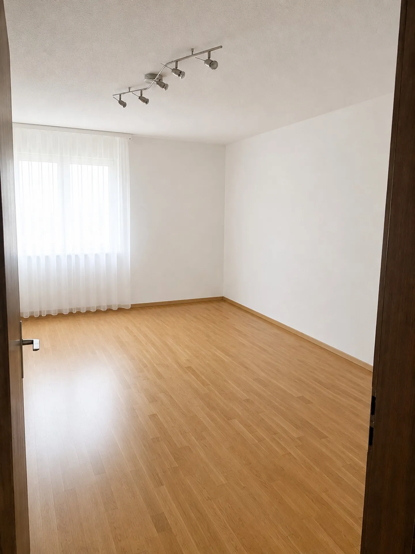 Spacious 5.5-room apartment with fireplace and large south balcony - Photo 8 of 15