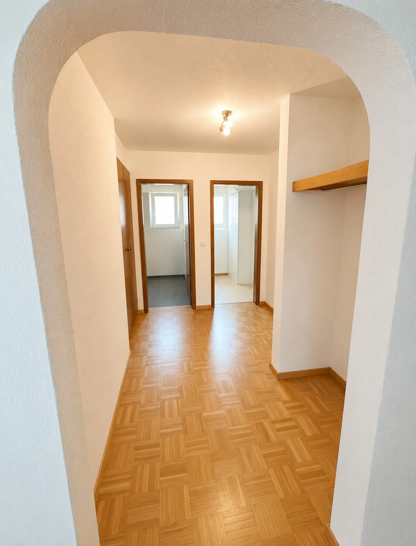Spacious 5.5-room apartment with fireplace and large south balcony - Photo 9 of 15