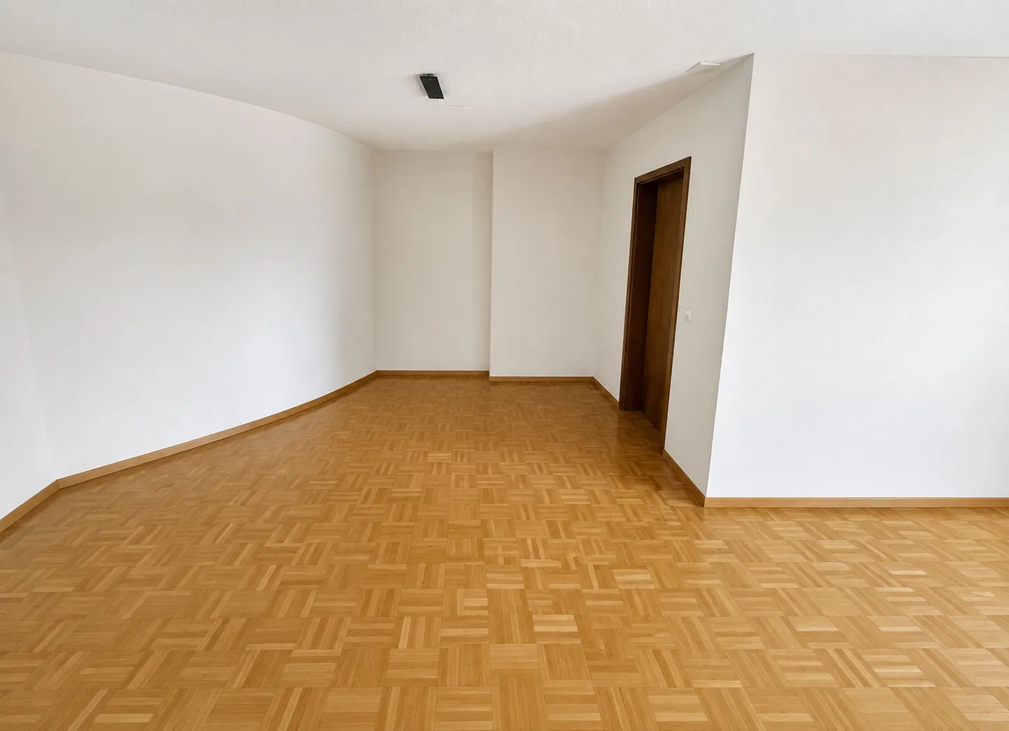 Spacious 5.5-room apartment with fireplace and large south balcony - Photo 10 of 15