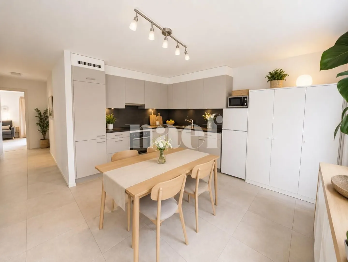 Schöne Wohnung von ca. 95 m2 mit 4,5 Zimmern im 1. Stock mit Balkon - Foto 2 von 7