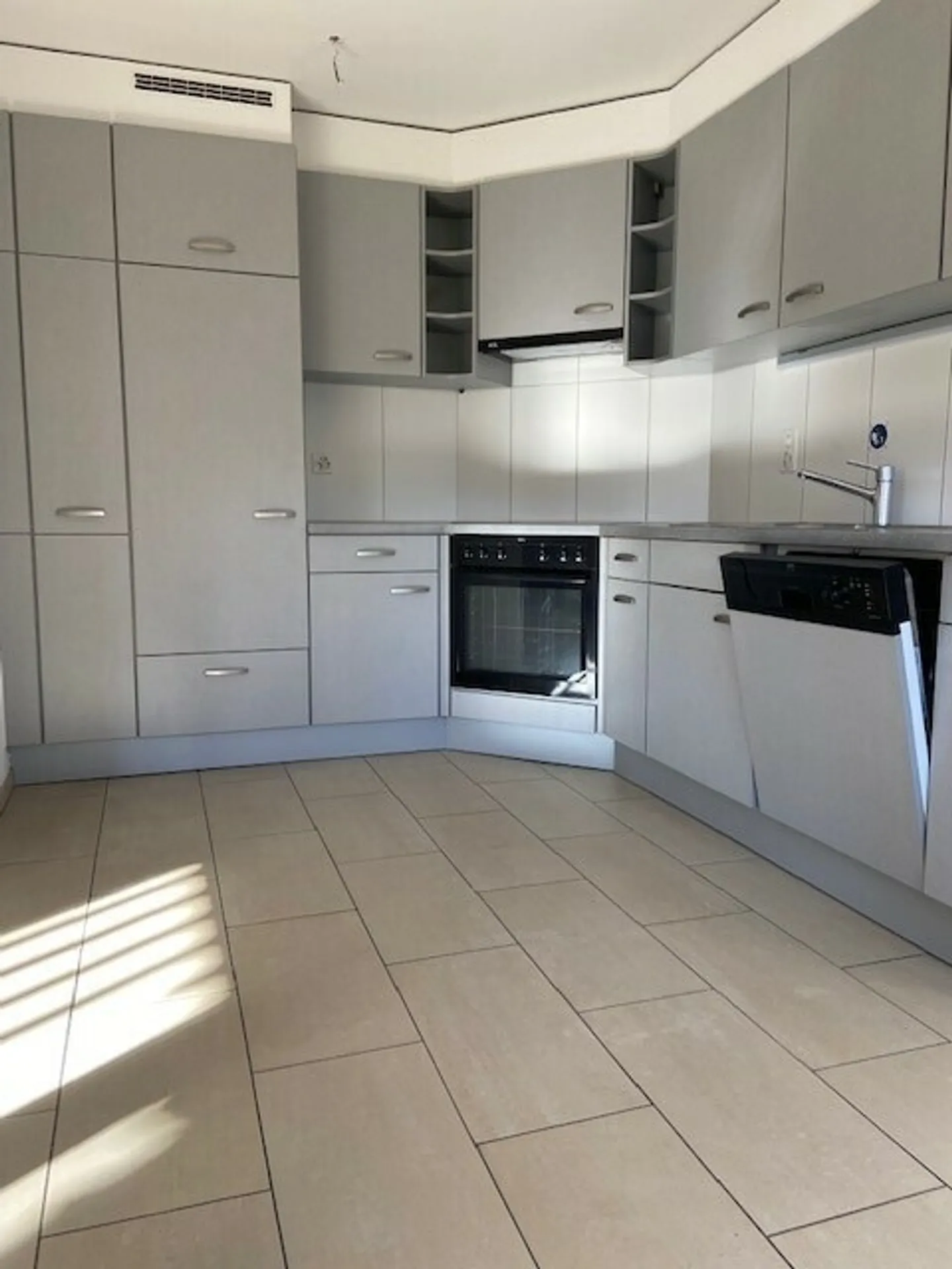 5½ ROOM APARTMENT IN A FAMILY NEIGHBORHOOD - Photo 2 of 14