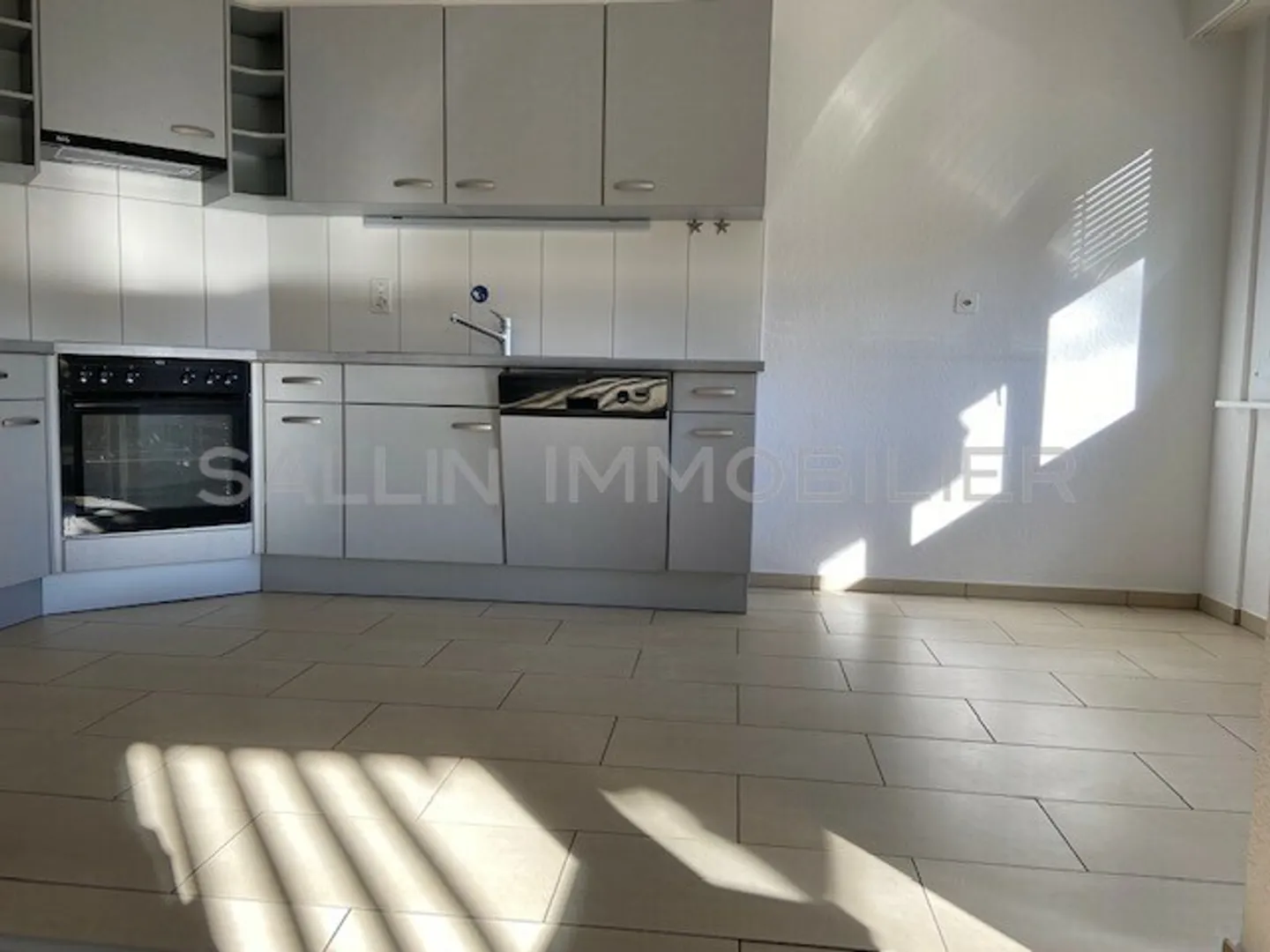 5½ ROOM APARTMENT IN A FAMILY NEIGHBORHOOD - Photo 3 of 14