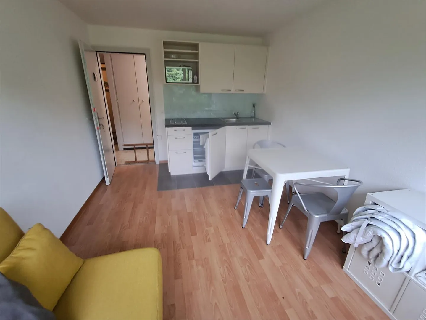 Furnished 1-room apartment - Photo 2 of 4