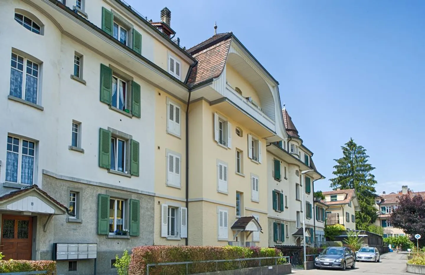 Vivre contemporain dans un quartier urbain animé - Photo 2 sur 9
