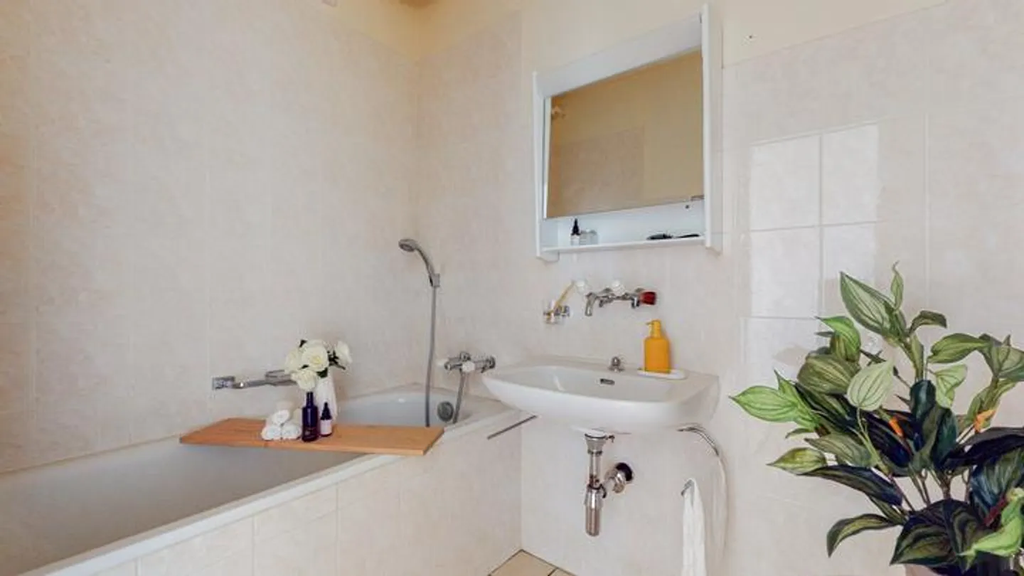 A BRIGHT LIVING ENVIRONMENT, JUST A FEW STEPS FROM NATURE AND THE RHÔNE - Photo 7 of 8