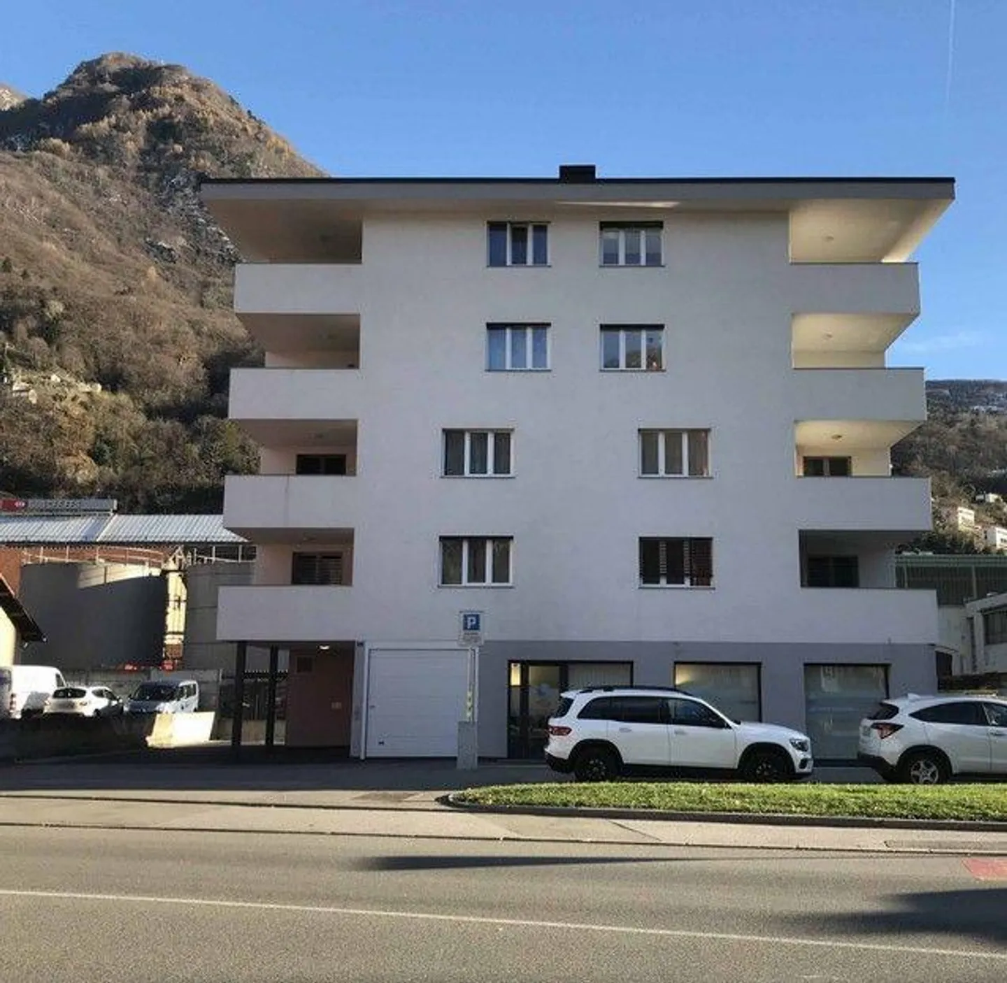 *3 Appartamenti e un spazio commerciale* - Foto 1 di 13