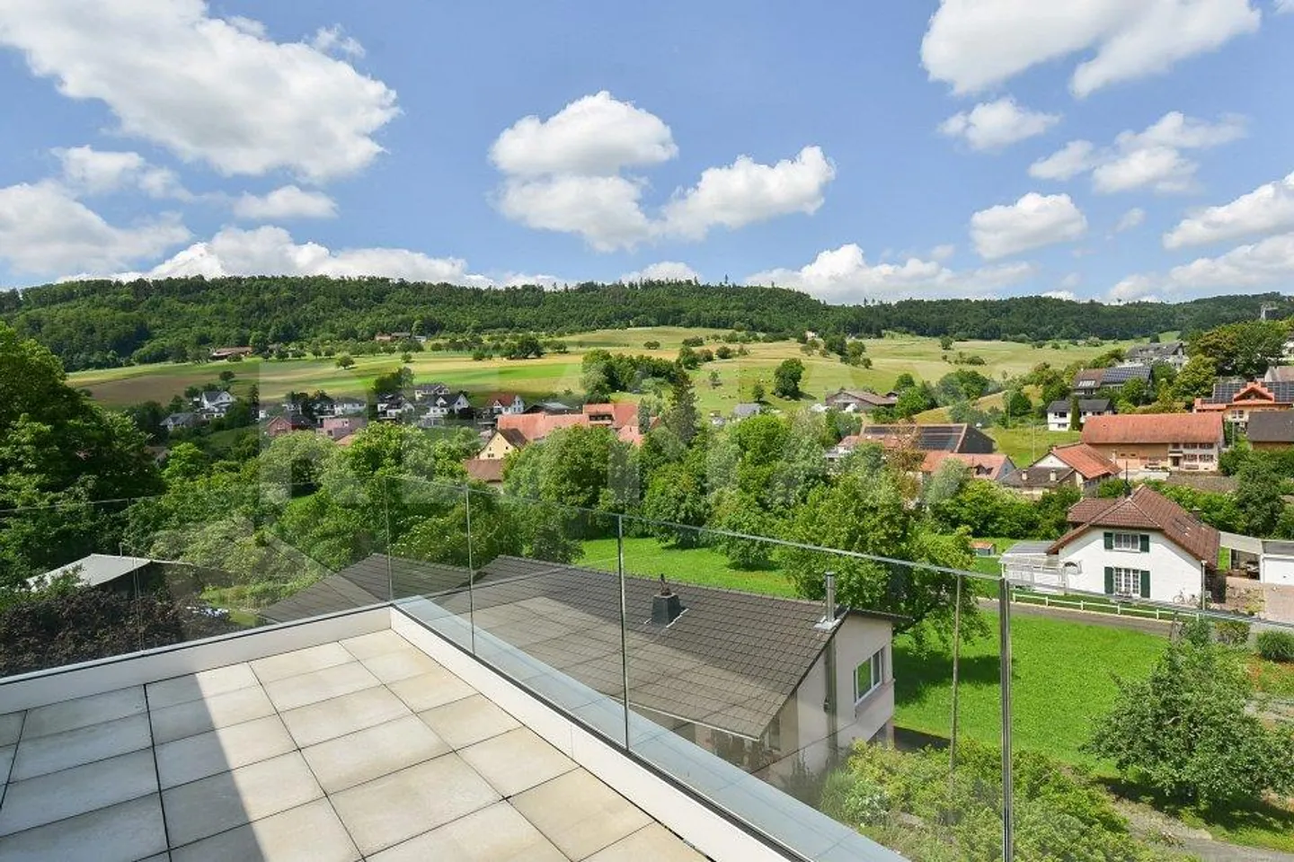 Maison jumelée 5.5 pièces presque neuve : Vivre avec vue - Photo 3 sur 12