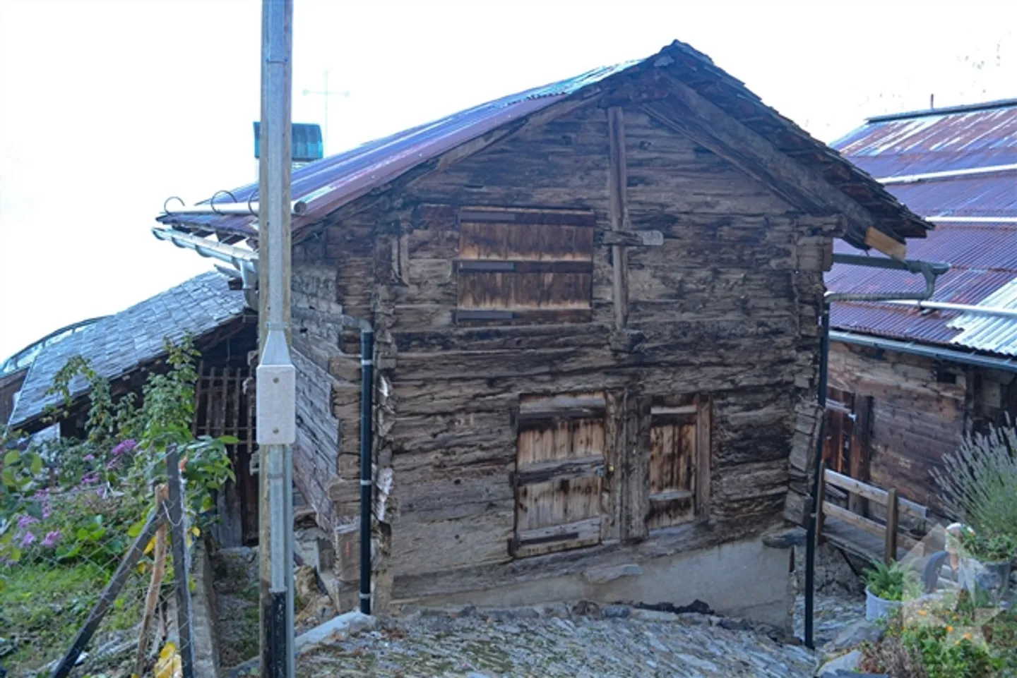 «Raccard zum Renovieren mitten in Albinen auf 2 Etagen und Zwischengeschoss» - Foto 2 von 13