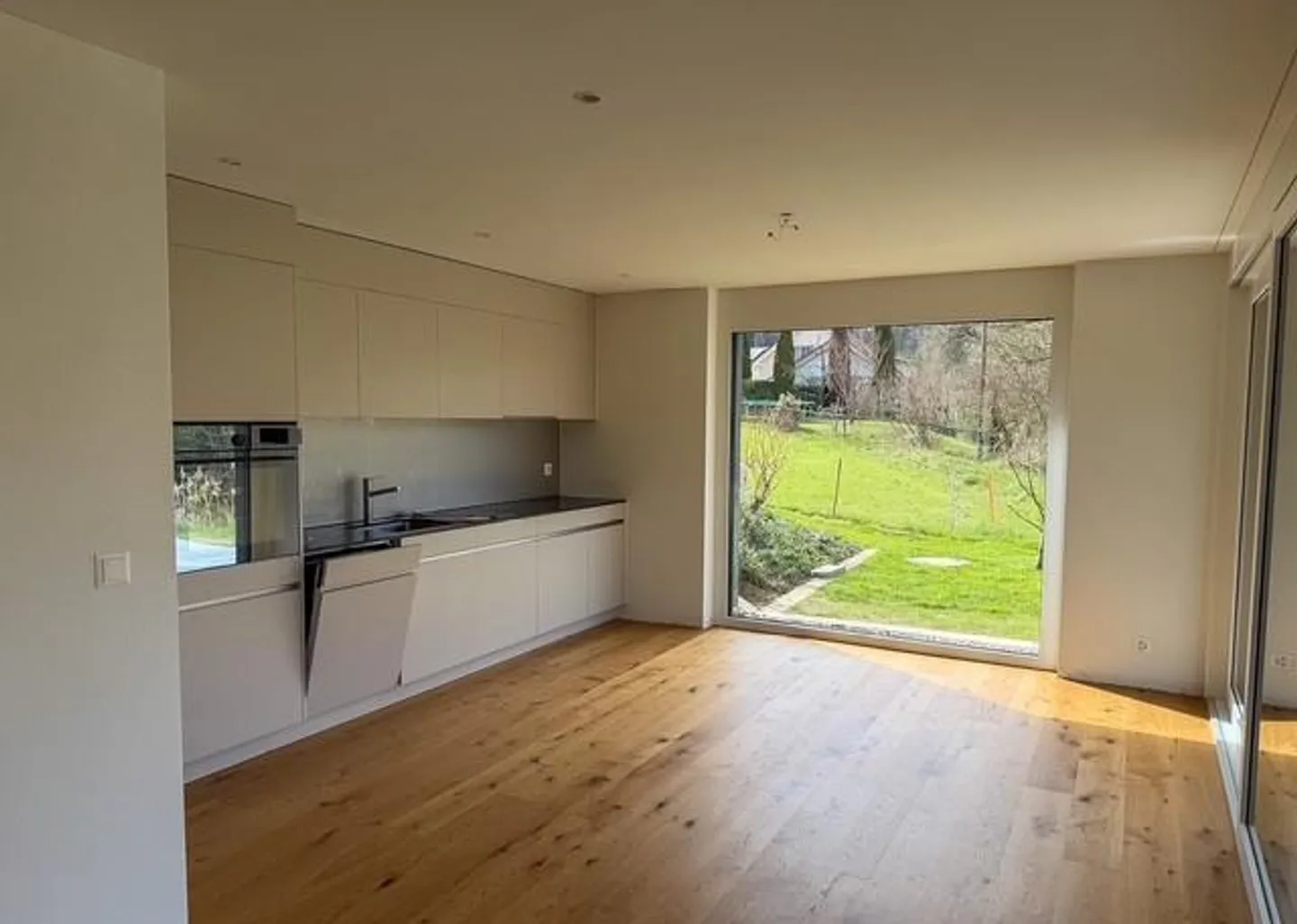 Living by the Aabach – stylish 4.5-room ground floor apartment with garden idyll - Photo 2 of 16