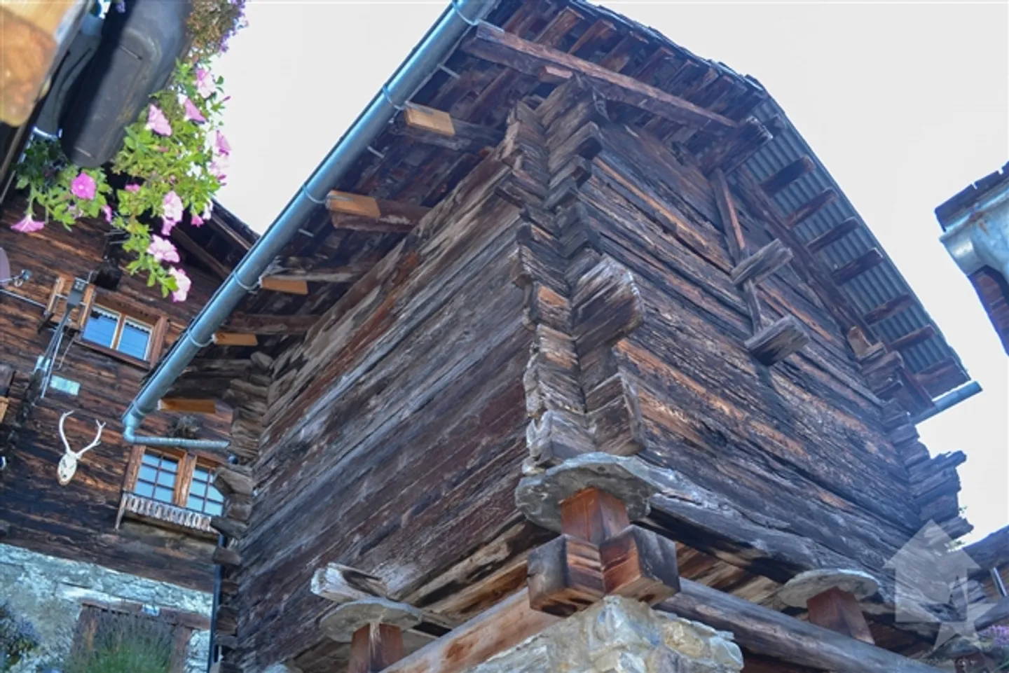 «Raccard zum Renovieren mitten in Albinen auf 2 Etagen und Zwischengeschoss» - Foto 1 von 13