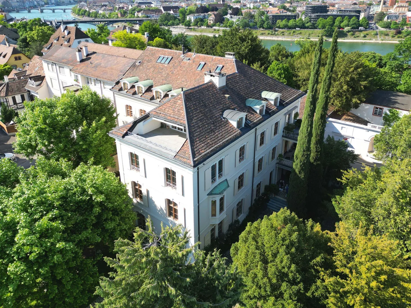 Il fascino del vecchio edificio al suo meglio - Appartamento mansardato su due livelli con parcheggio incluso - Foto 1 di 13