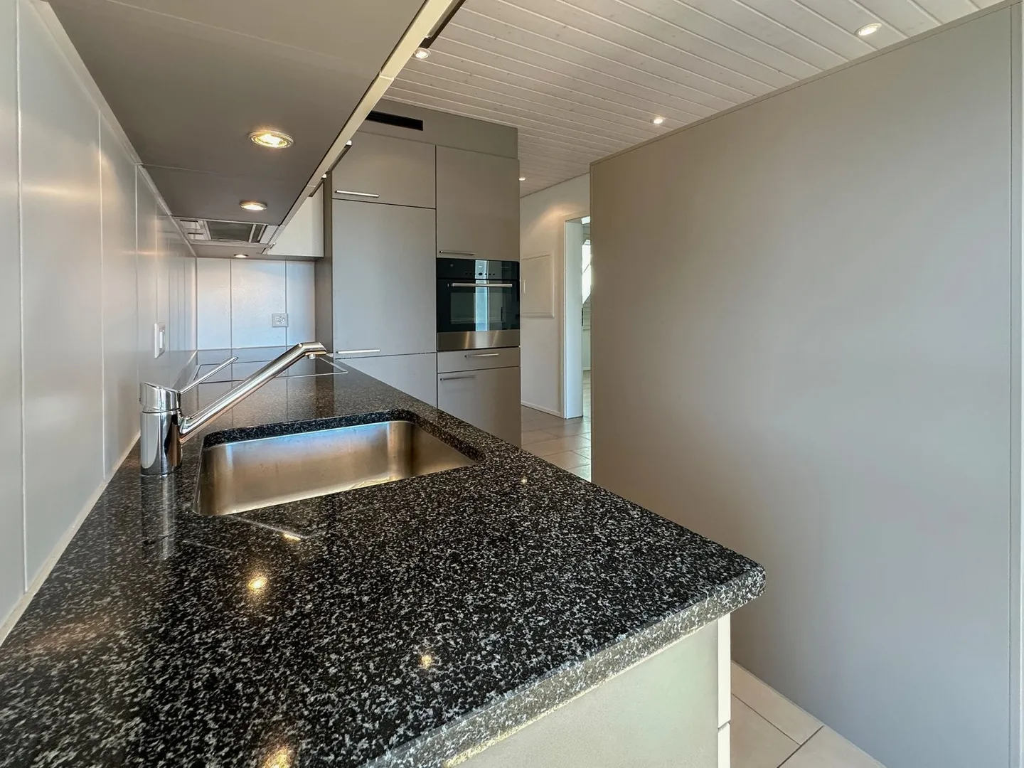 Moderne 4.5-Zimmer-Duplex-Wohnung in ruhiger Lage von Hendschiken - Foto 3 von 11