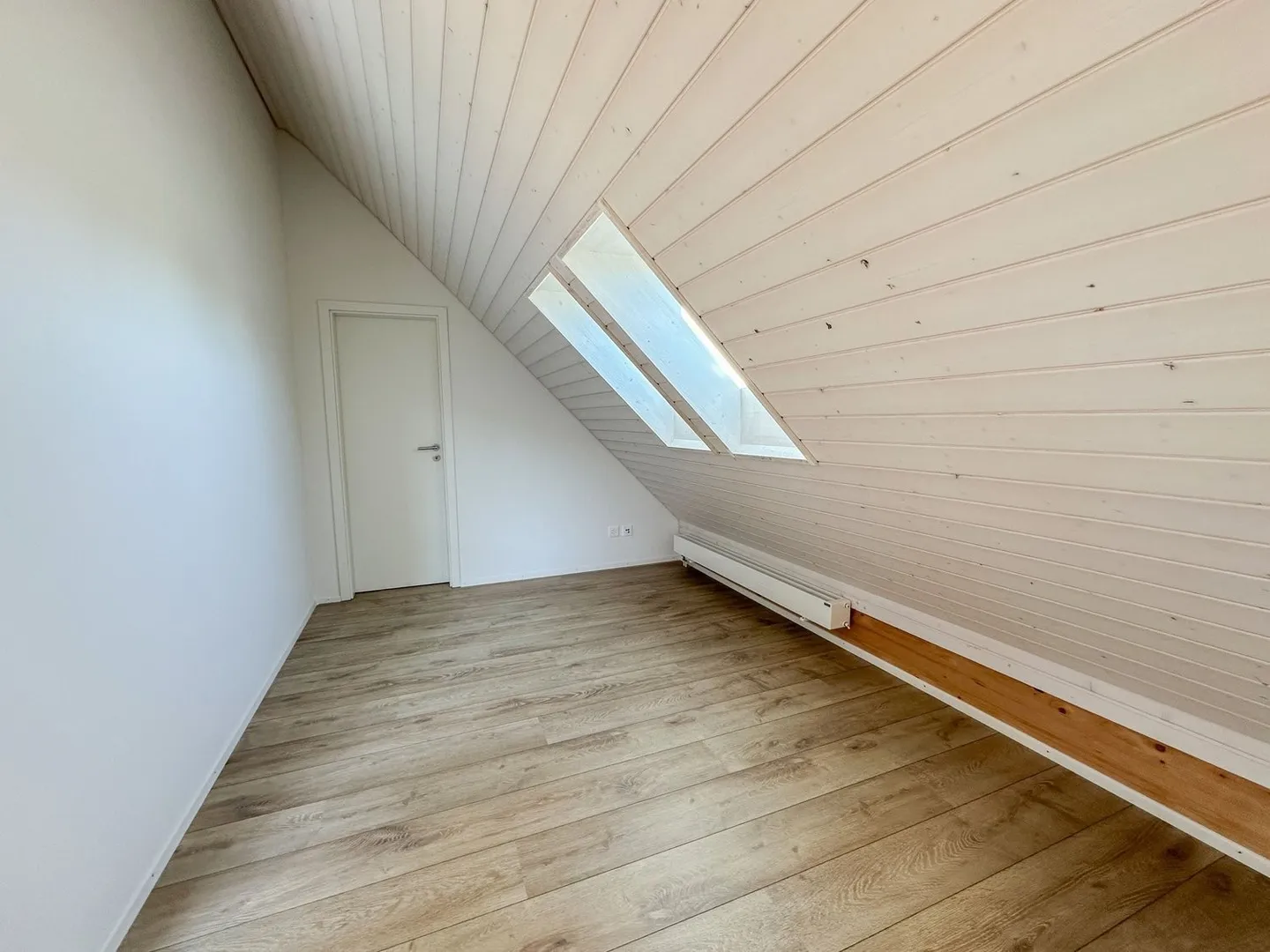 Moderne 4.5-Zimmer-Duplex-Wohnung in ruhiger Lage von Hendschiken - Foto 10 von 11