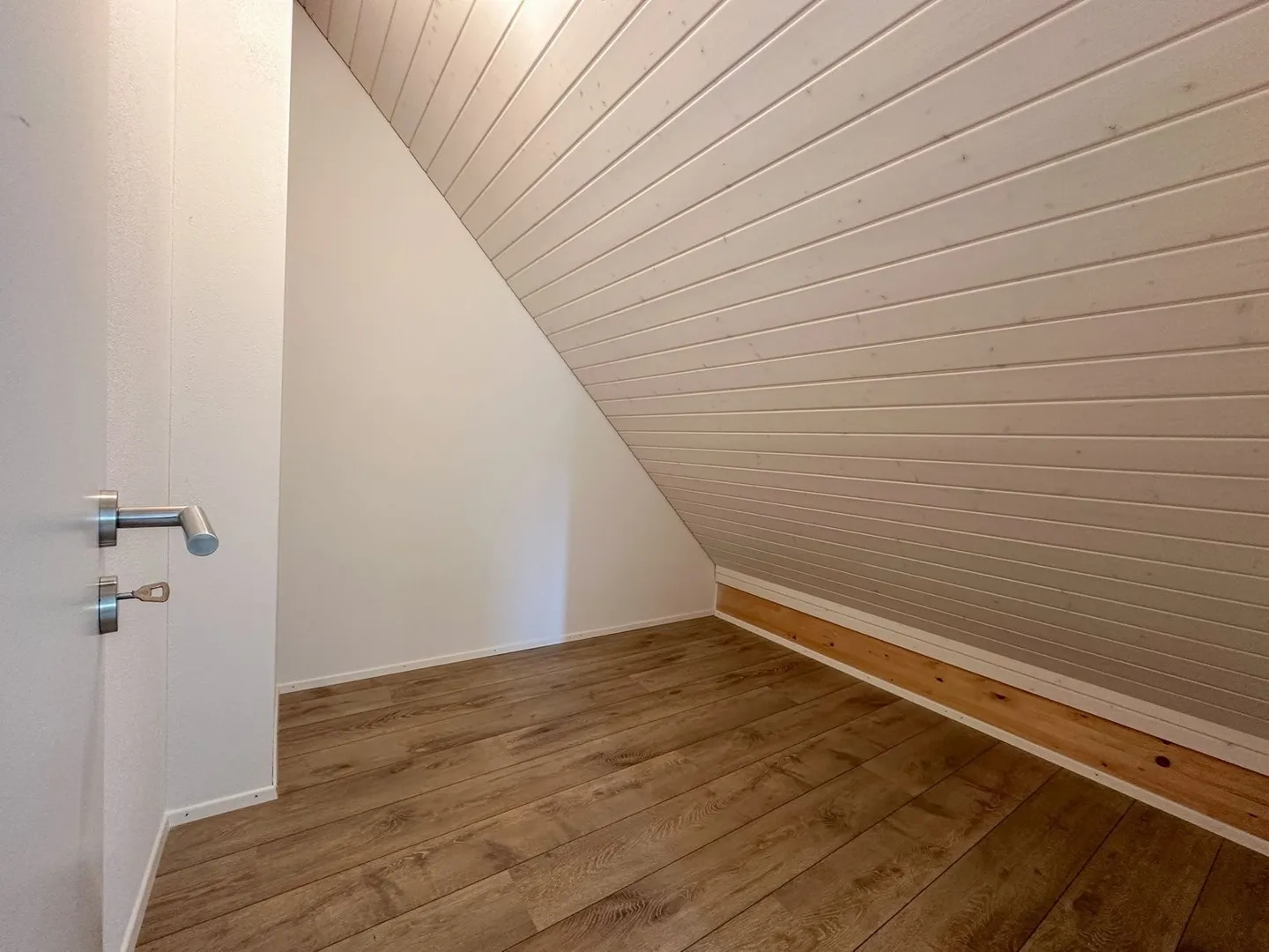 Moderne 4.5-Zimmer-Duplex-Wohnung in ruhiger Lage von Hendschiken - Foto 11 von 11