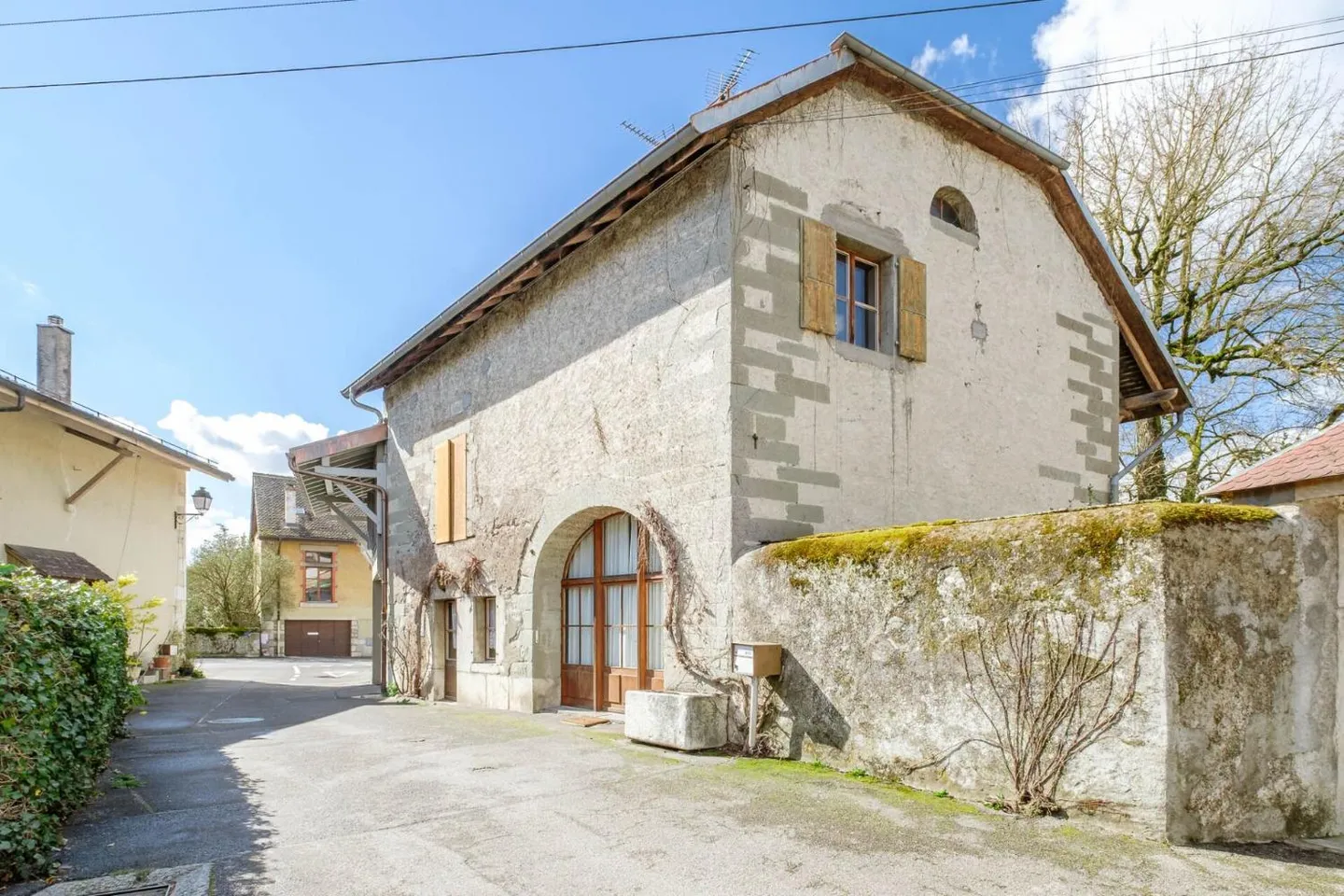 Maison de charme à rénover - Photo 2 sur 8
