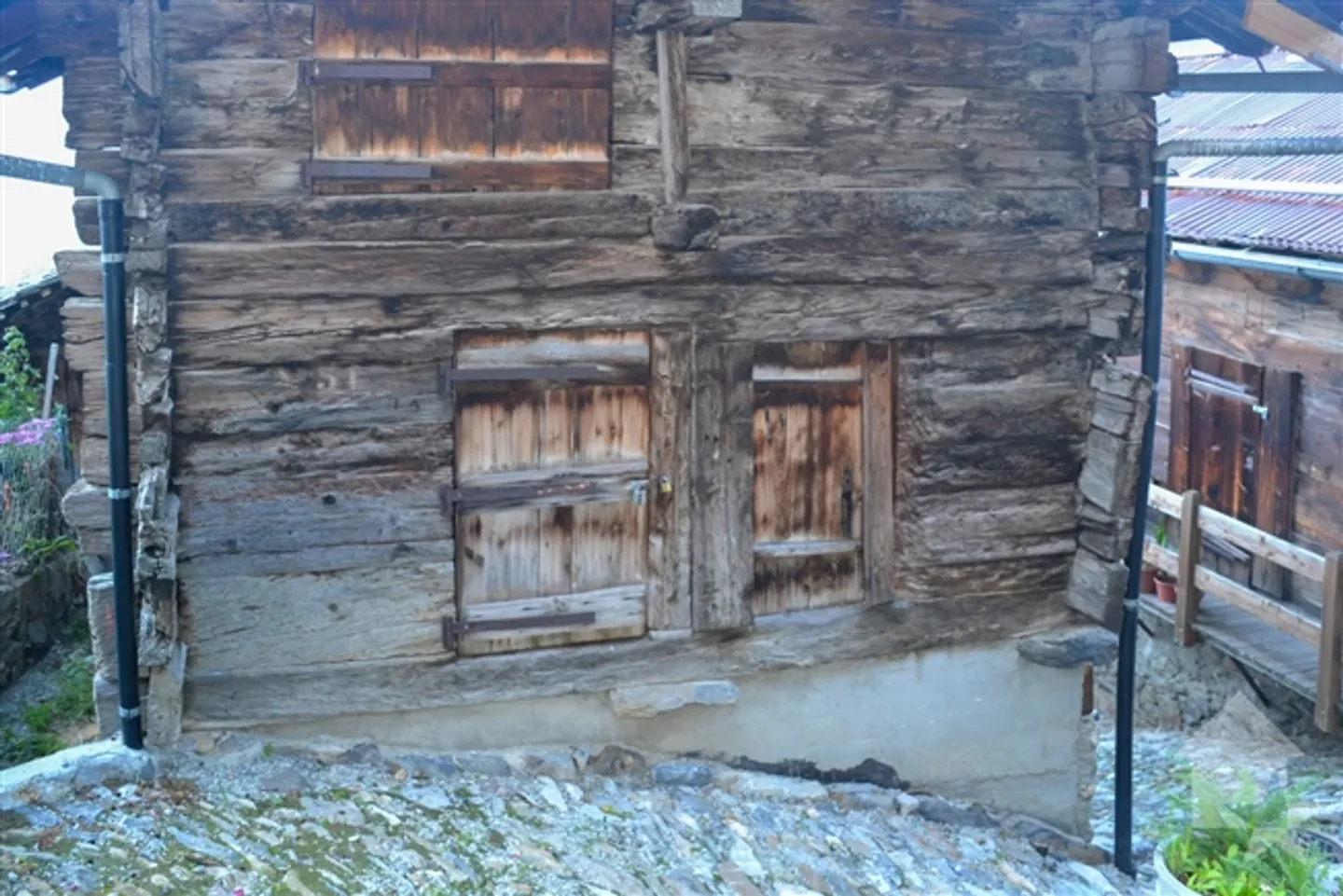 «Raccard zum Renovieren mitten in Albinen auf 2 Etagen und Zwischengeschoss» - Foto 3 von 13