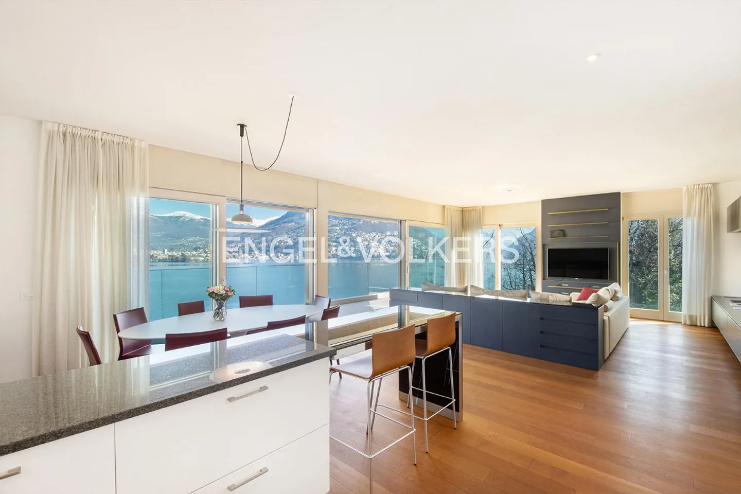 Prestige apartment with a view of Lake Lugano - Photo 3 of 14