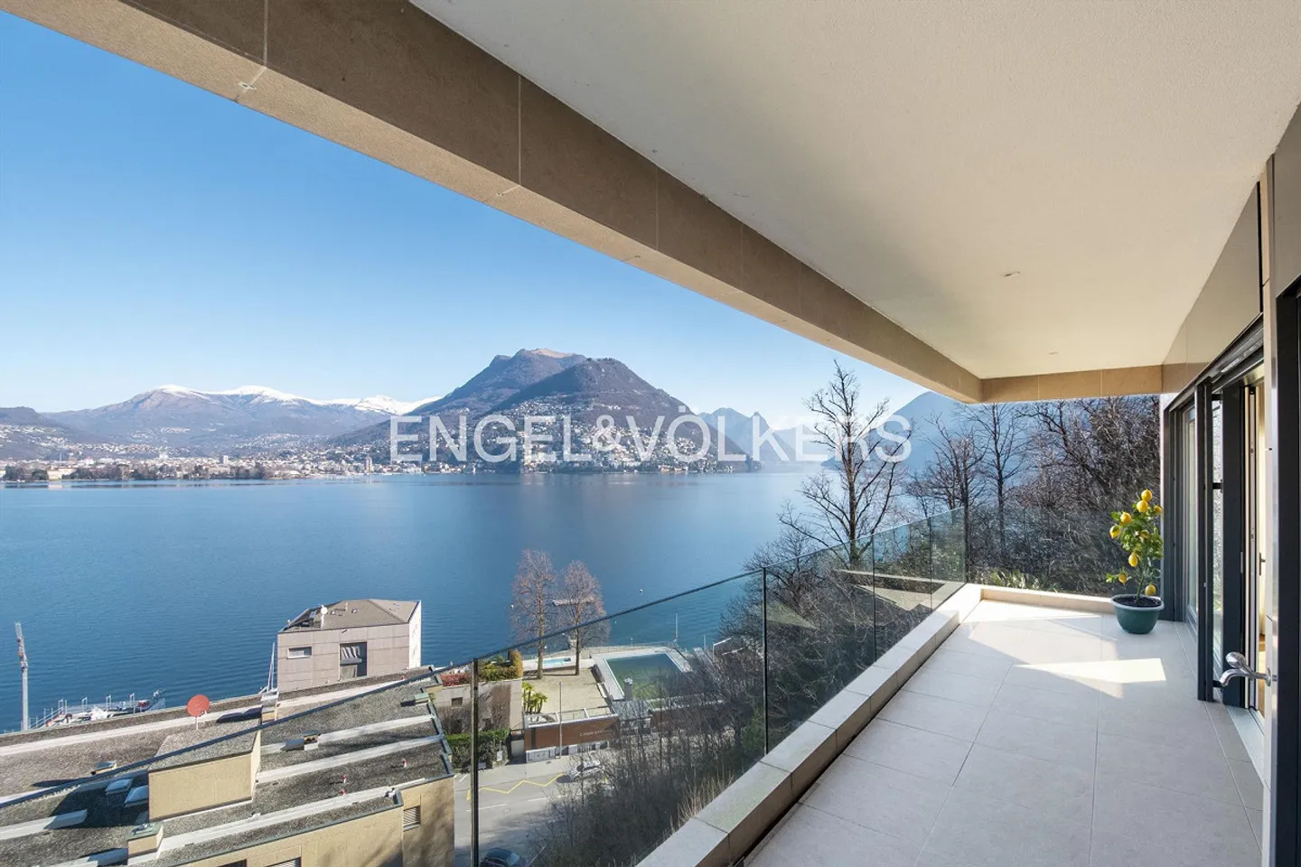 Prestige apartment with a view of Lake Lugano - Photo 4 of 14