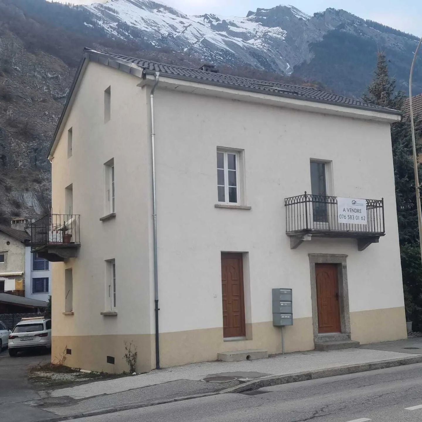 Immeuble de rendement rénové - Photo 1 sur 10