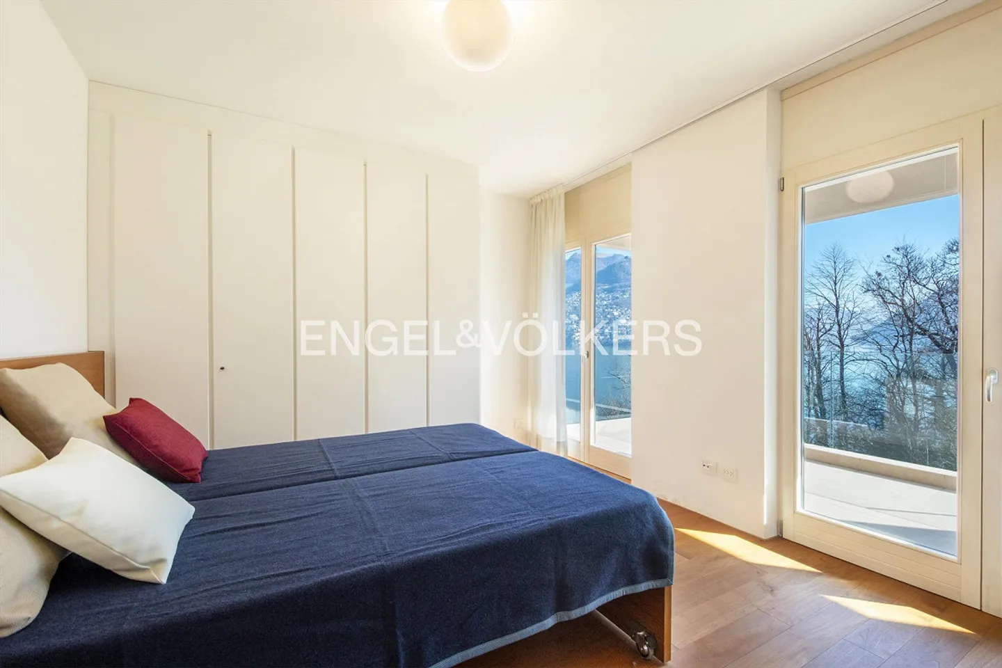 Prestige apartment with a view of Lake Lugano - Photo 6 of 14